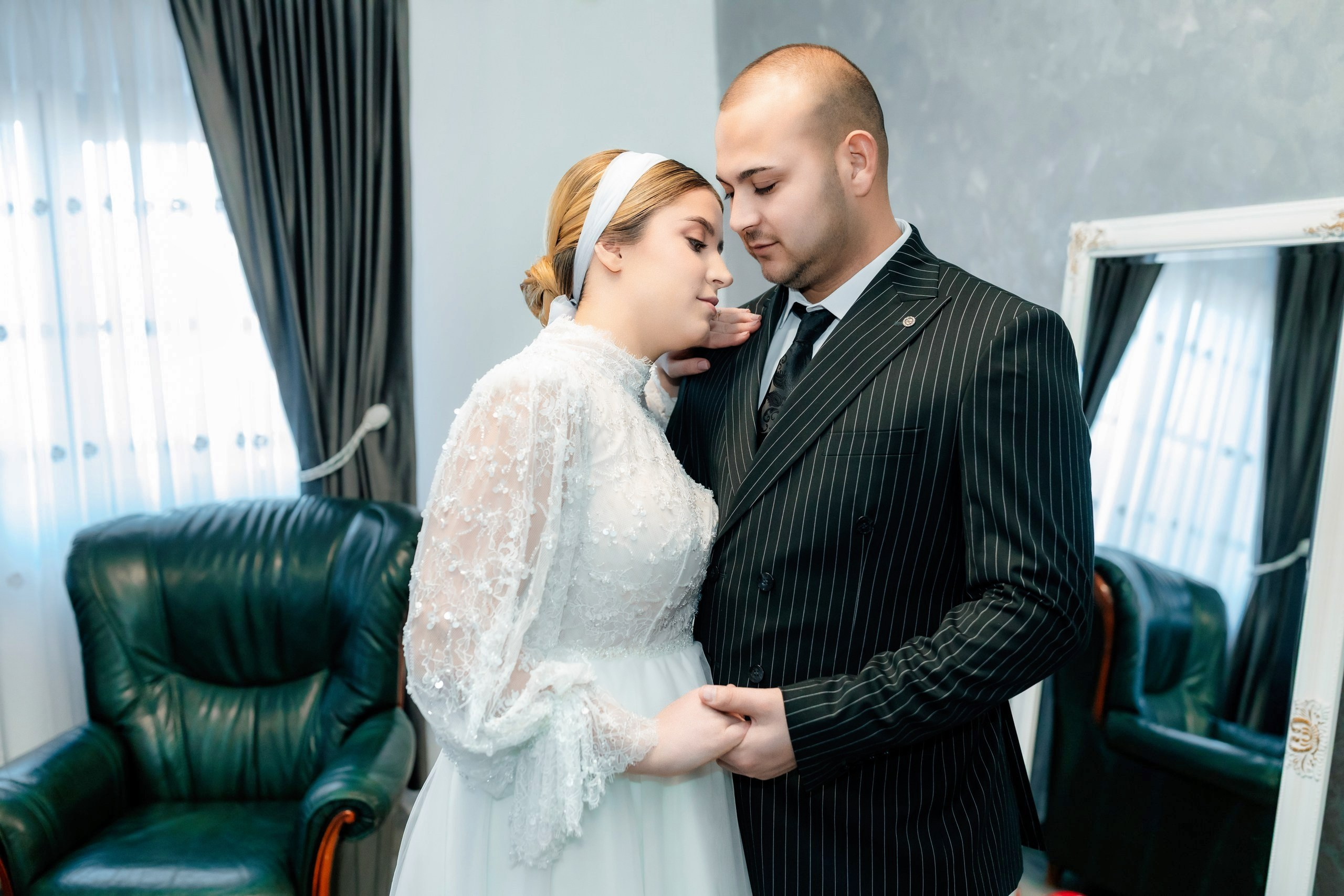 Fotograf nuntă Târgu Neamț – Samuel și Roxana, fotografie autentică realizată de AlinoFotoStudio 2. Fotograf nuntă Iași, Bacău, Suceava și Botoșani – Alin Chirilă surprinzând momente reale de nuntă 3. Fotografie de nuntă cu emoție și credință – AlinoFotoStudio, fotograf povestitor 4. Fotograf profesionist nuntă în Moldova – cadre naturale și pline de emoție 5. Alin Chirilă fotograf nuntă – poveste reală surprinsă prin fotografie 6. Fotograf nuntă cu stil documentar – momente autentice din ziua nunții Pregătiri mireasă acasă – fotografie naturală realizată de Alin Chirilă fotograf nuntă 8. Detalii din ziua nunții – fotograf nuntă Iași și Botoșani, AlinoFotoStudio 9. Emoții din dimineața nunții – fotograf profesionist Moldova 10. Cadre autentice din pregătiri – fotograf nuntă Suceava și Bacău Ceremonie religioasă nuntă – moment emoționant surprins de fotograf Alin Chirilă 12. Nuntă cu valori creștine – fotografie din biserică realizată cu discreție 13. Rugăciune și emoție în ziua nunții – fotograf nuntă Târgu Neamț 14. Legământ în fața lui Dumnezeu – fotografie de nuntă autentică 15. Fotograf nuntă biserică – momente sincere și pline de semnificație Petrecere de nuntă – cadre naturale realizate de AlinoFotoStudio 17. Bucurie și dans la nuntă – fotograf nuntă Iași și împrejurimi 18. Momente autentice de la restaurant – fotograf nuntă Bacău Suceava 19. Atmosferă de nuntă surprinsă discret – Alin Chirilă fotograf -AlinoFotoStudio – fotograf nuntă cu abordare naturală și emoțională 21. Alin Chirilă fotograf – povestitor prin fotografie de nuntă 22. Fotograf nuntă în Moldova – stil documentar și autentic 23. Fotografie de nuntă sinceră și elegantă – AlinoFotoStudio- Fotograf nuntă Iași Bacău Suceava Botoșani – Alin Chirilă AlinoFotoStudio 26. Fotograf nuntă Târgu Neamț și Moldova – fotografie profesională de eveniment 27. Fotograf nuntă cu valori creștine și stil documentar – AlinoFotoStudio - Alin Chirilă – AlinoFotoStudio Fotograf nuntă Iași • Bacău • Suceava • Botoșani - Samuel & Roxana, Târgu Neamț -Momente reale, trăite sincer și păstrate pentru totdeauna.