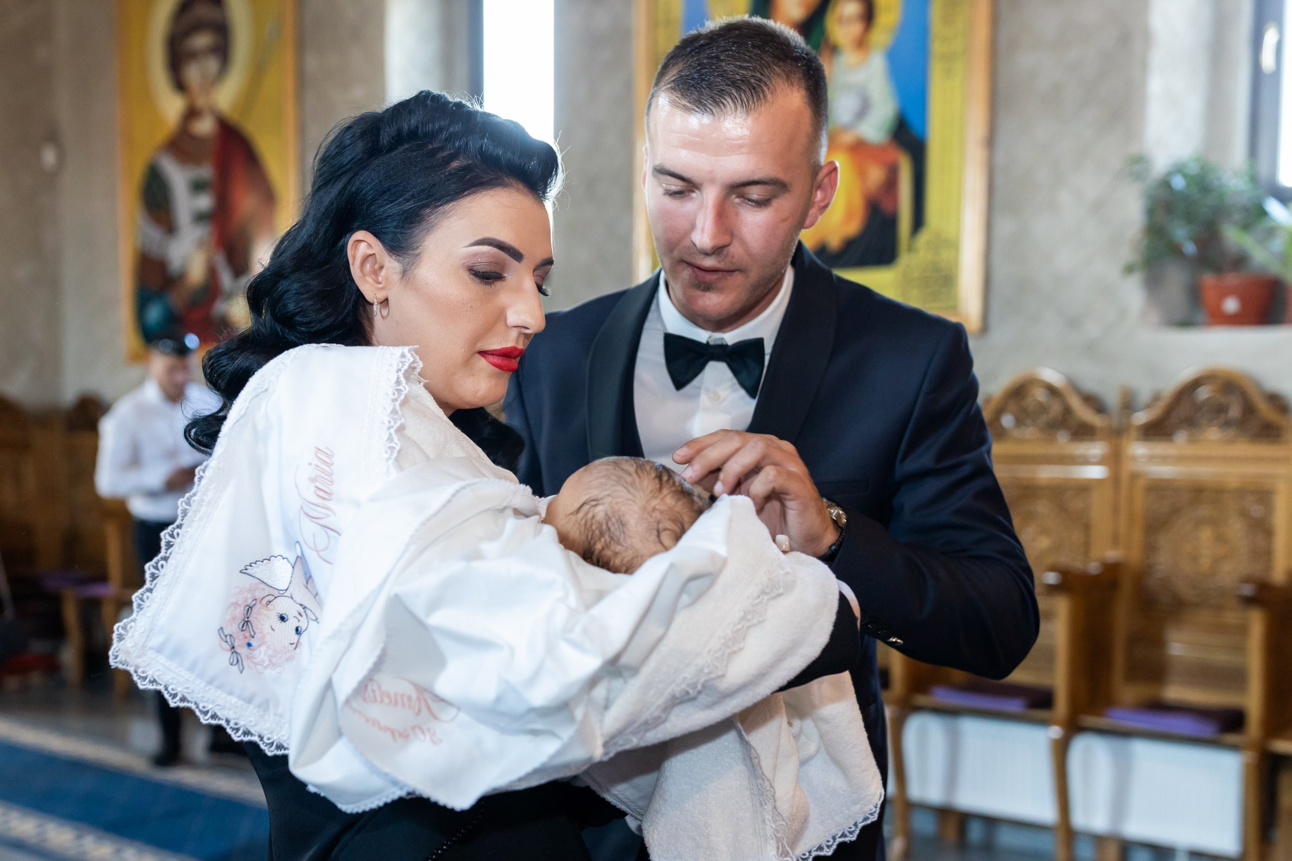 “Bebeluș botezat în biserică, ținut în brațe de nași” • “Detaliu cu lumânarea de botez decorată cu flori albe” • “Părinți emoționați alături de copilul lor la ceremonia de botez” • “Masa festivă de botez cu decor tematic și tort personalizat” • “Momentul în care preotul toarnă apă sfințită pe fruntea bebelușului” “Bebeluș în rochie albă de botez, zâmbind în brațele mamei” • “Detaliu cu cruciulița de botez așezată pe o pernă de satin” • “Părinți și nași aprinzând lumânările în timpul ceremoniei de botez” • “Tort de botez decorat cu figurine tematice și numele copilului” • “Copil botezat dormind liniștit în pătuțul decorat festiv” • “Momentul în care preotul binecuvântează copilul în fața altarului” • “Invitați adunându-se în jurul mesei festive la petrecerea de botez” • “Bebeluș ținând în mână o jucărie personalizată primită la botez” • “Familie fericită pozând împreună după ceremonia de botez” • “Decor tematic cu baloane și flori la locația petrecerii de botez” fotograf Botoșani fotograf evenimente fotograf botez Alin Chirila fotograf alinofotostudio,- Preotul ținându-l pe micuțul Mathias Gabriel la botez, în biserica Înălțarea Domnului, Copălău - Detalii de la botezul lui Mathias – lumânare, trusou și icoană - Familia lui Mathias Gabriel alături de micuț, în ziua botezului - Portret emoționant cu mama și bebelușul în brațe, în biserică,fotograf profesionist evenimente Botoșani, Iași, Suceava, Fălticeni, Bacău, Pașcani, Roman - AlinoFotoStudio by Alin Chirilă - servicii foto nuntă, botez, cununie, ședințe foto creative, albume personalizate, fotografii emoționante și calitative pentru cele mai importante momente din viață,fotograf nuntă Botoșani Alin Chirilă, ședință foto botez Iași - AlinoFotoStudio, servicii fotograf profesionist evenimente Suceava, fotograf cununie civilă Fălticeni - Alin Chirilă, album foto nuntă personalizat Bacău.“Bebeluș botezat în biserică, ținut în brațe de nași” • “Detaliu cu lumânarea de botez decorată cu flori albe” • “Părinți emoționați alături de copilul lor la ceremonia de botez” • “Masa festivă de botez cu decor tematic și tort personalizat” • “Momentul în care preotul toarnă apă sfințită pe fruntea bebelușului” “Bebeluș în rochie albă de botez, zâmbind în brațele mamei” • “Detaliu cu cruciulița de botez așezată pe o pernă de satin” • “Părinți și nași aprinzând lumânările în timpul ceremoniei de botez” • “Tort de botez decorat cu figurine tematice și numele copilului” • “Copil botezat dormind liniștit în pătuțul decorat festiv” • “Momentul în care preotul binecuvântează copilul în fața altarului” • “Invitați adunându-se în jurul mesei festive la petrecerea de botez” • “Bebeluș ținând în mână o jucărie personalizată primită la botez” • “Familie fericită pozând împreună după ceremonia de botez” • “Decor tematic cu baloane și flori la locația petrecerii de botez” fotograf Botoșani fotograf evenimente fotograf botez Alin Chirila fotograf alinofotostudio.fotograf botez Amelis Maria, fotografie botez Botoșani, fotograf Alin Chirilă, amintiri botez, fotografii botez, botez Amelis Maria, fotograf copii, fotografie botez în Botoșani,