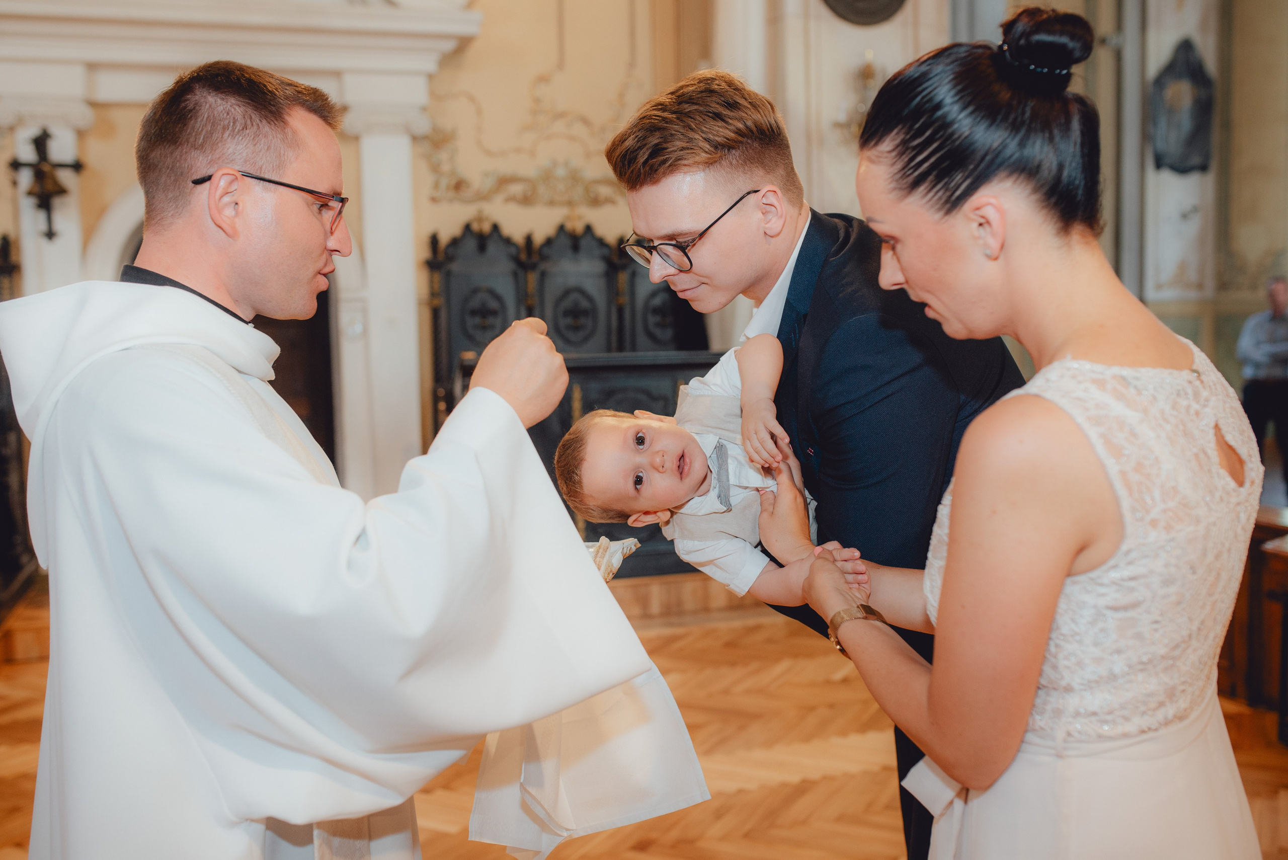 Krikštynos, krikštas, krikštynų fotosesija, ceremonija, bažnyčia krikštynų pasiruošimo fotografavimas. Krikštynų fotografas Vilnius Trakai kaina krikštynų fotografavimas fotografė personal.lt photogrpahy kainos šeima, vaikai profesionali natūrali meninė reportažinė klasikinė fotosesija, krikštynų fotosesija gamtoje