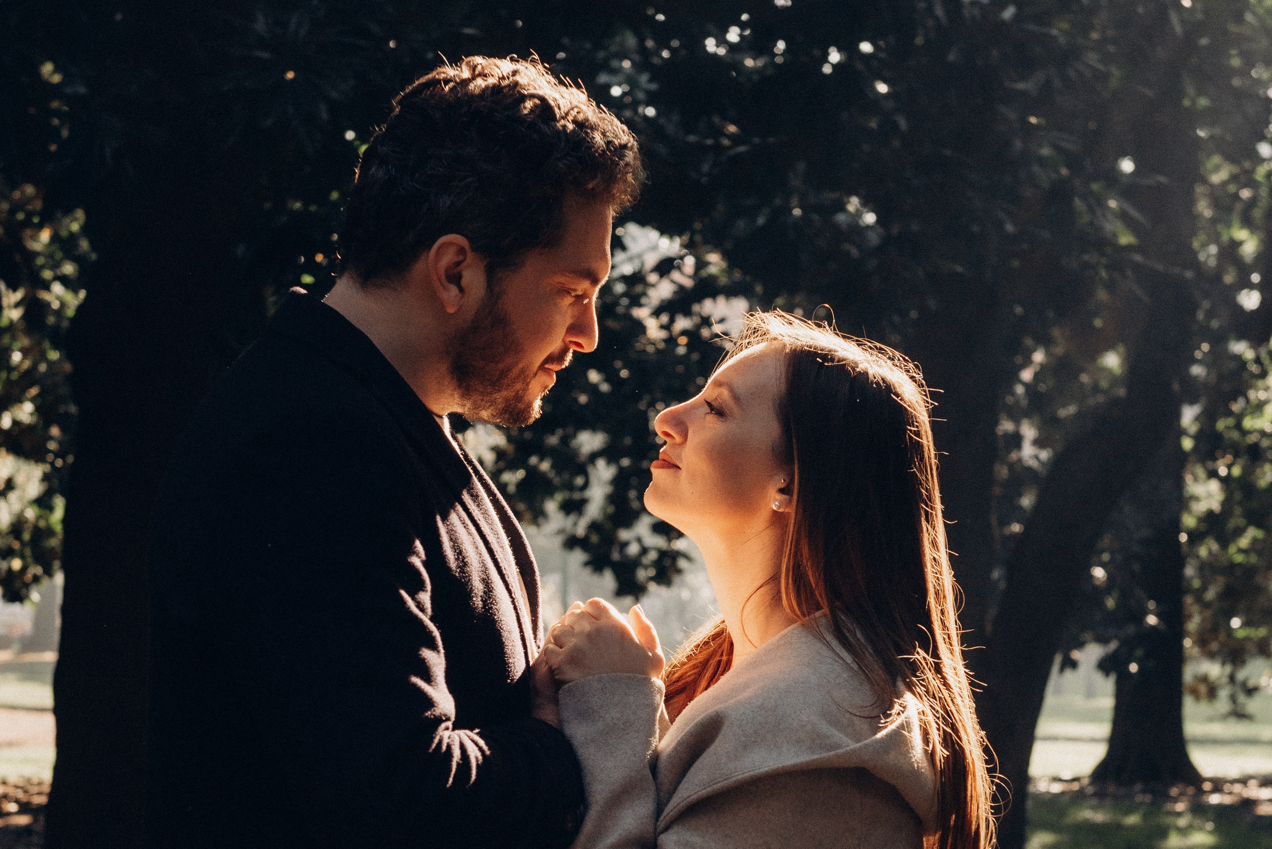 Romantic Couple Photoshoot in Morning Light — Intimate and Emotional Moment. A tender and emotional couple moment captured in soft morning light. Their hands intertwined, their eyes meeting — a quiet, cinematic love story that feels warm and timeless. Perfect inspiration for natural and intimate couple photography. Engagement in Milan. Honeymoon. Private photographer in Milan for couple. Romantic photoshooting in Milan. Proposal photoshoot Milan. romantic couple photoshoot, intimate couple photography, cinematic light, morning couple session, love story photography, emotional connection, natural couple portraits, lifestyle couple shoot, authentic emotions photography, romantic light photography