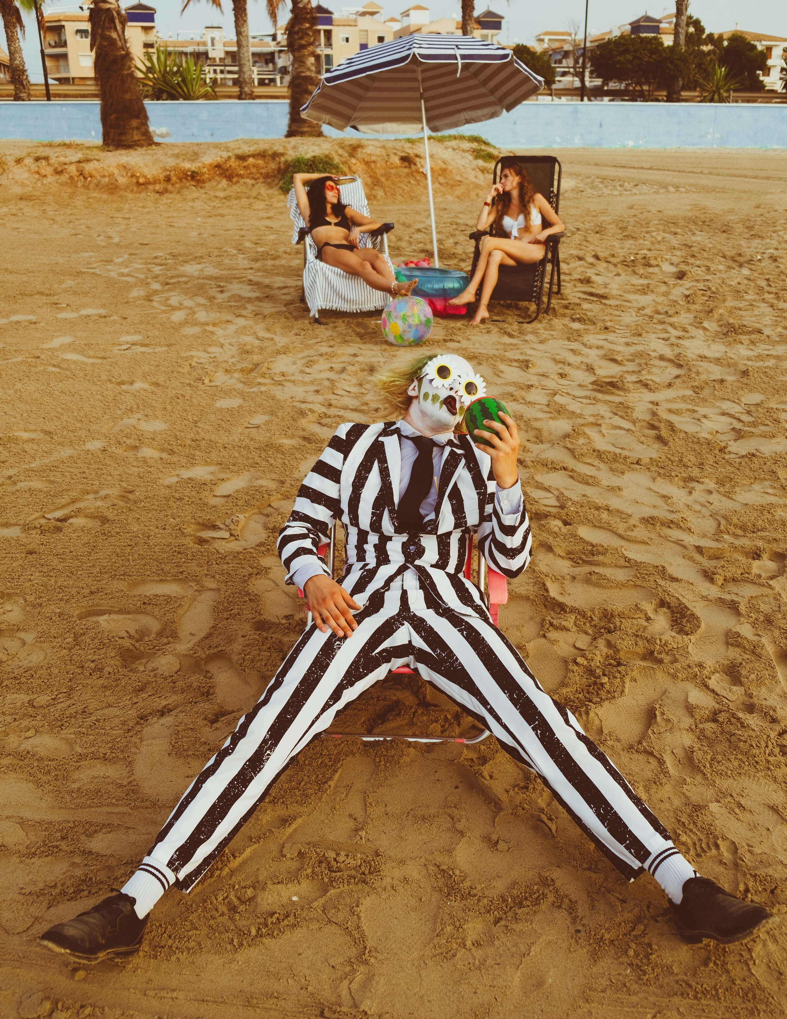 Beetlejuice на море: Экспериментальная фотосессия с цирковыми артистами — Фотограф Андрей Луковников