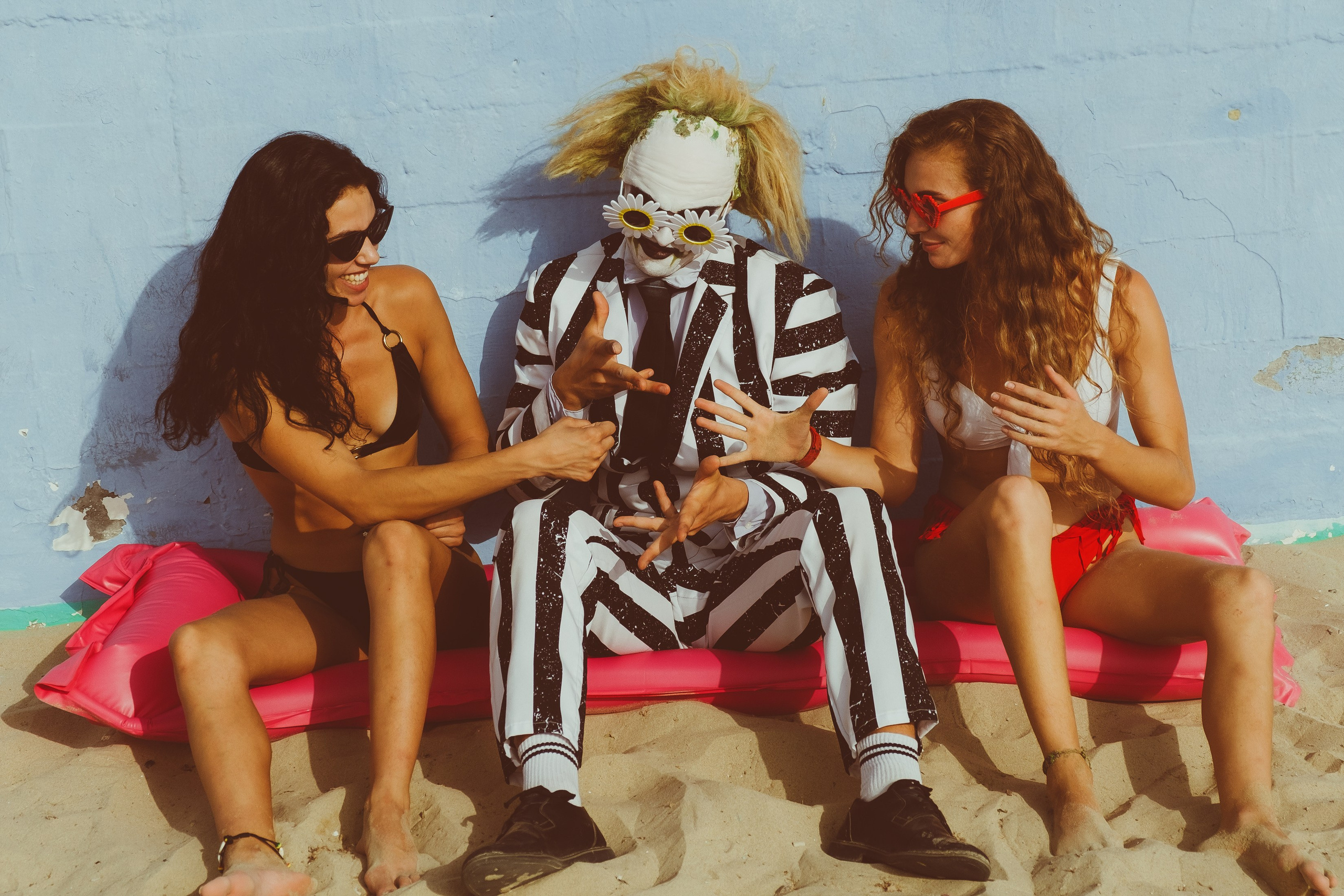 Beetlejuice на море: Экспериментальная фотосессия с цирковыми артистами — Фотограф Андрей Луковников