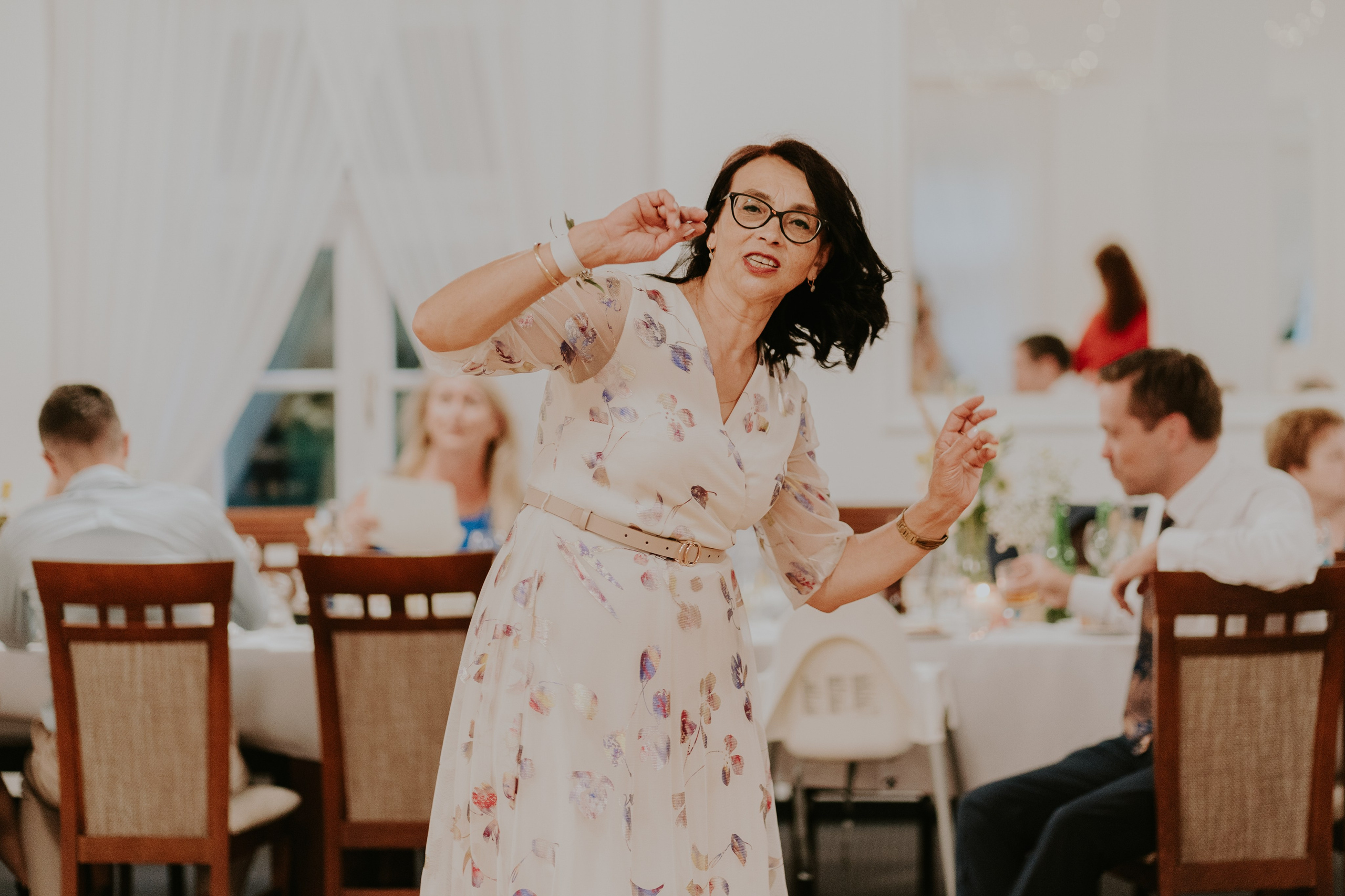 Dwór Wierzbno: plenerowy ślub pod wierzbą. Karkowskafoto - fotografia miłości