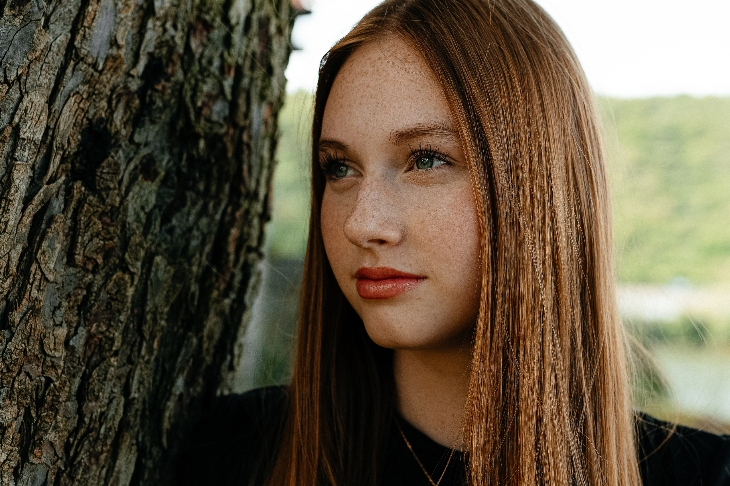 Elegantes Frauenporträt in Nahaufnahme, das die innere Ruhe und Eleganz betont