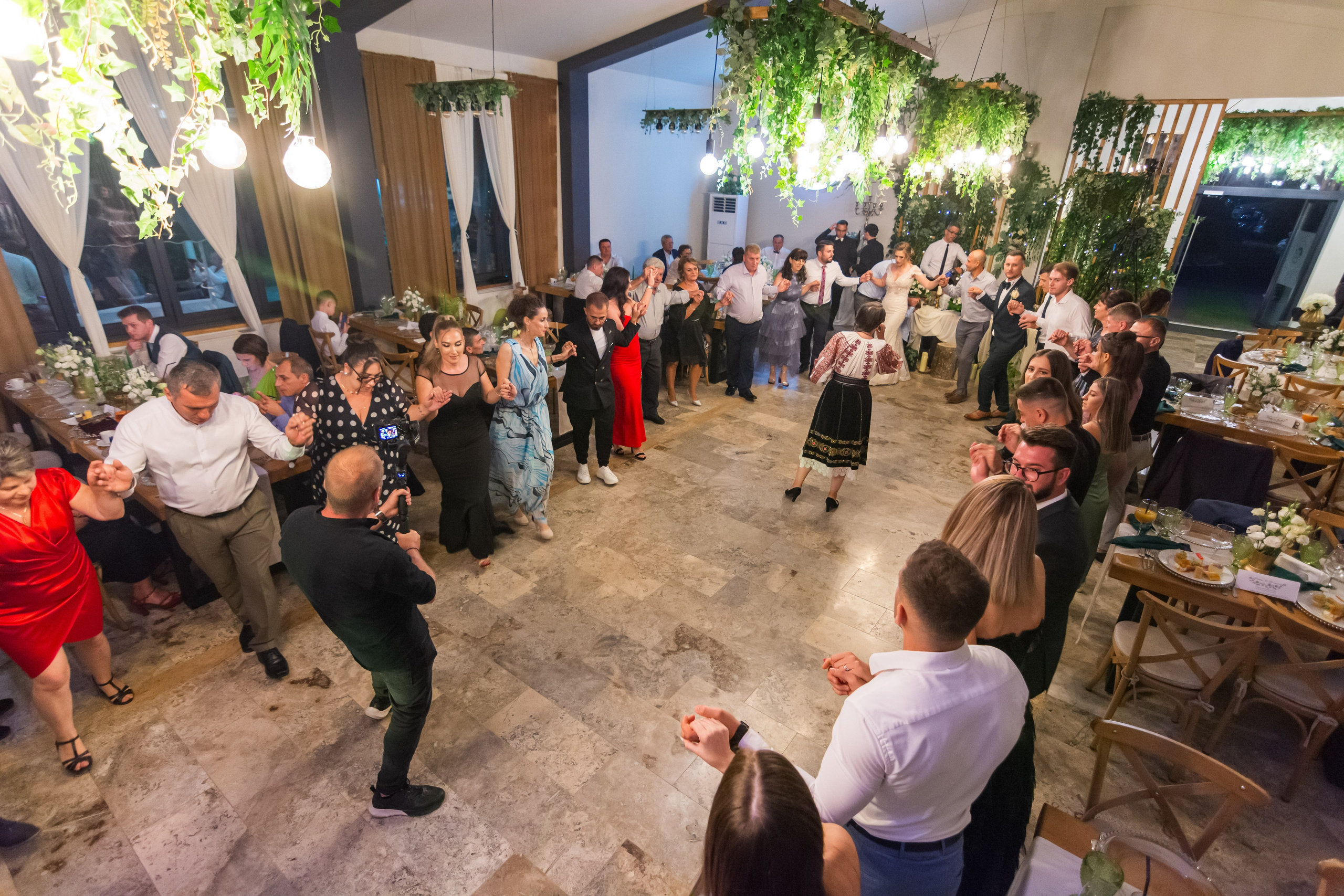 Locație de nuntă, fotograf nuntă, fotograf eveniment, fotograf ceremonie, fotograf petrecere, fotograf mireasă, fotograf mire, decor nunta, fotograf atmosferă, fotograf romantic, fotograf lux, fotograf elegant, fotografii unice, fotografii memorabile, fotograf România, fotograf nunta Ciresul Salbatic