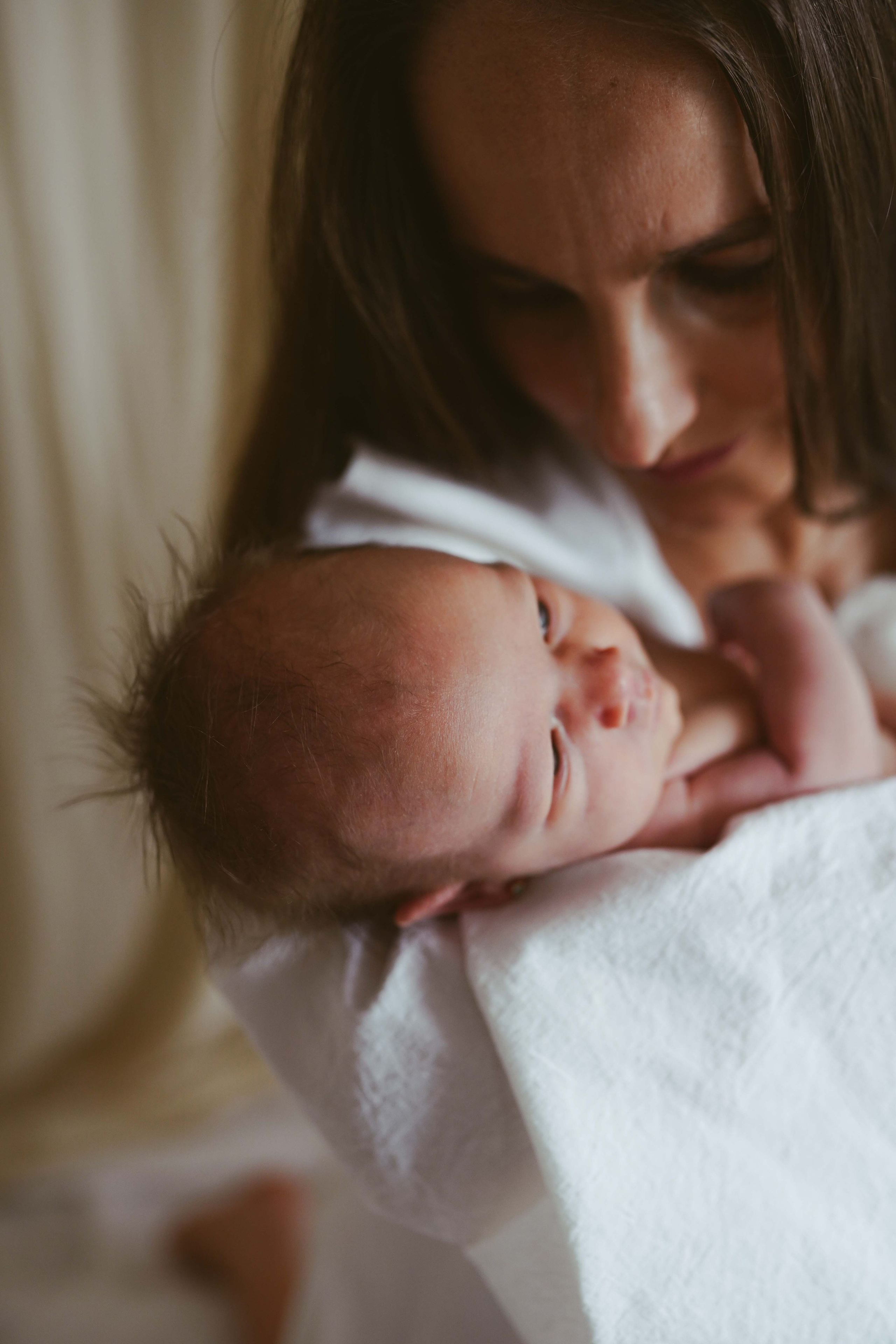 Inspira sesiune foto nou-nascut. Madalina Beda- Artist vizual, fotograf, doula la nastere, consultant babywearing Brasov si in toata tara