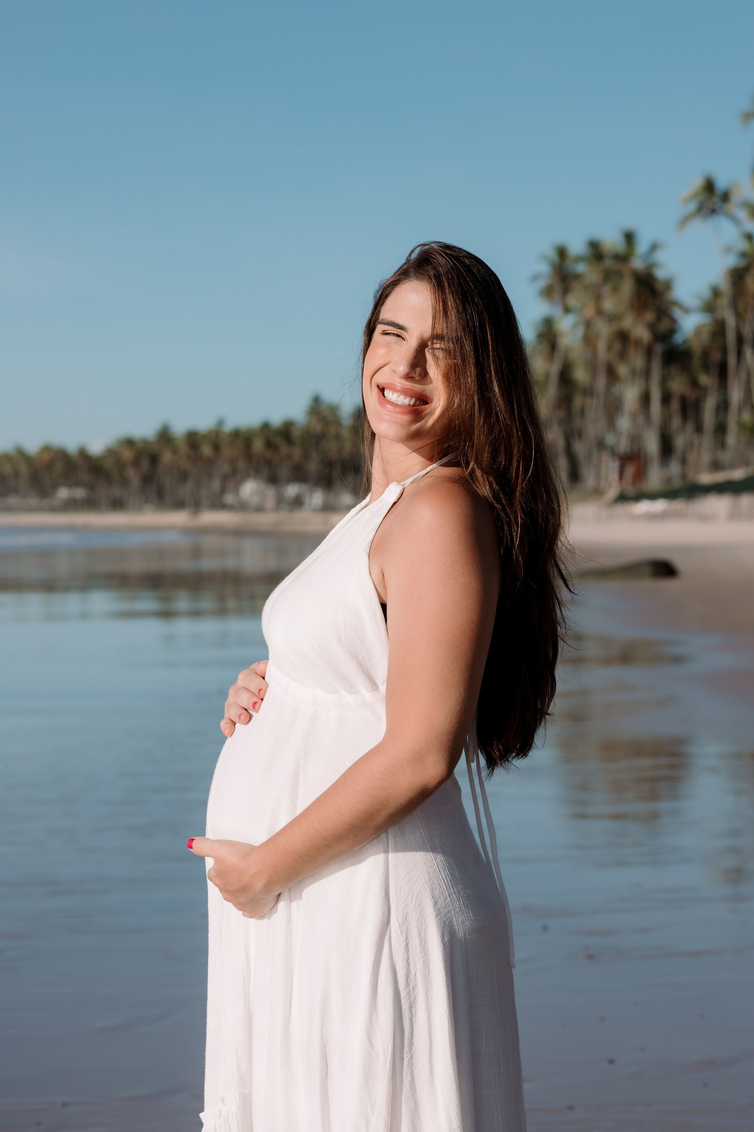 Gestante em ensaio ao amanhecer na praia