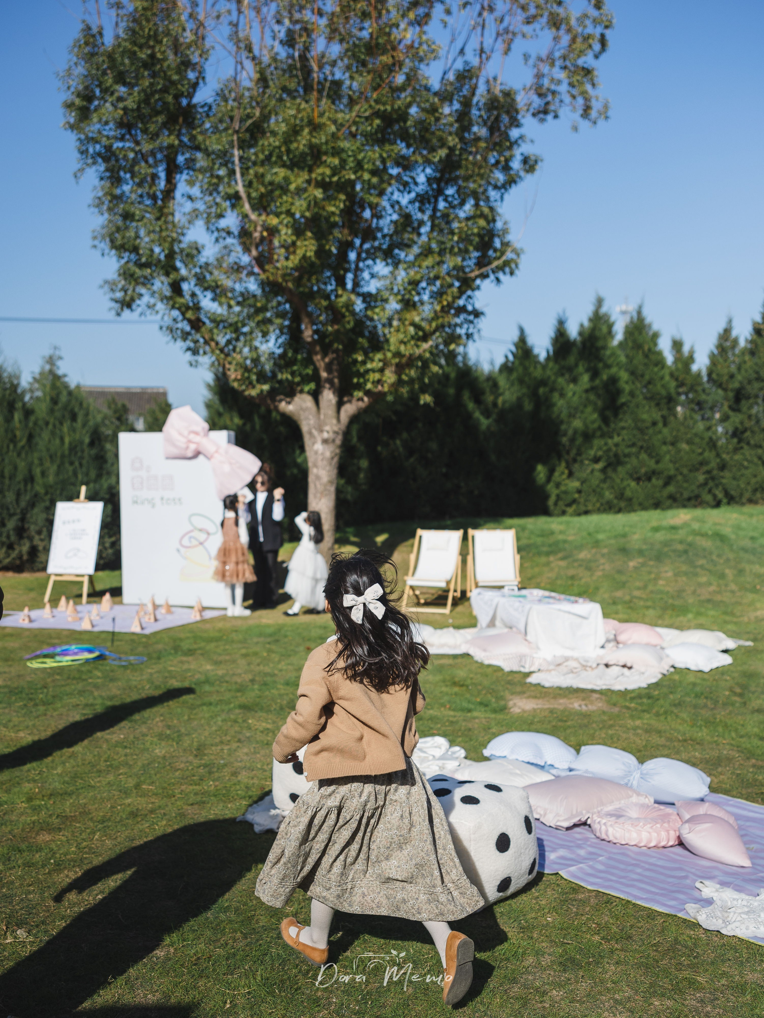 Shanghai documentary family photography - girl running happily in outdoor birthday party