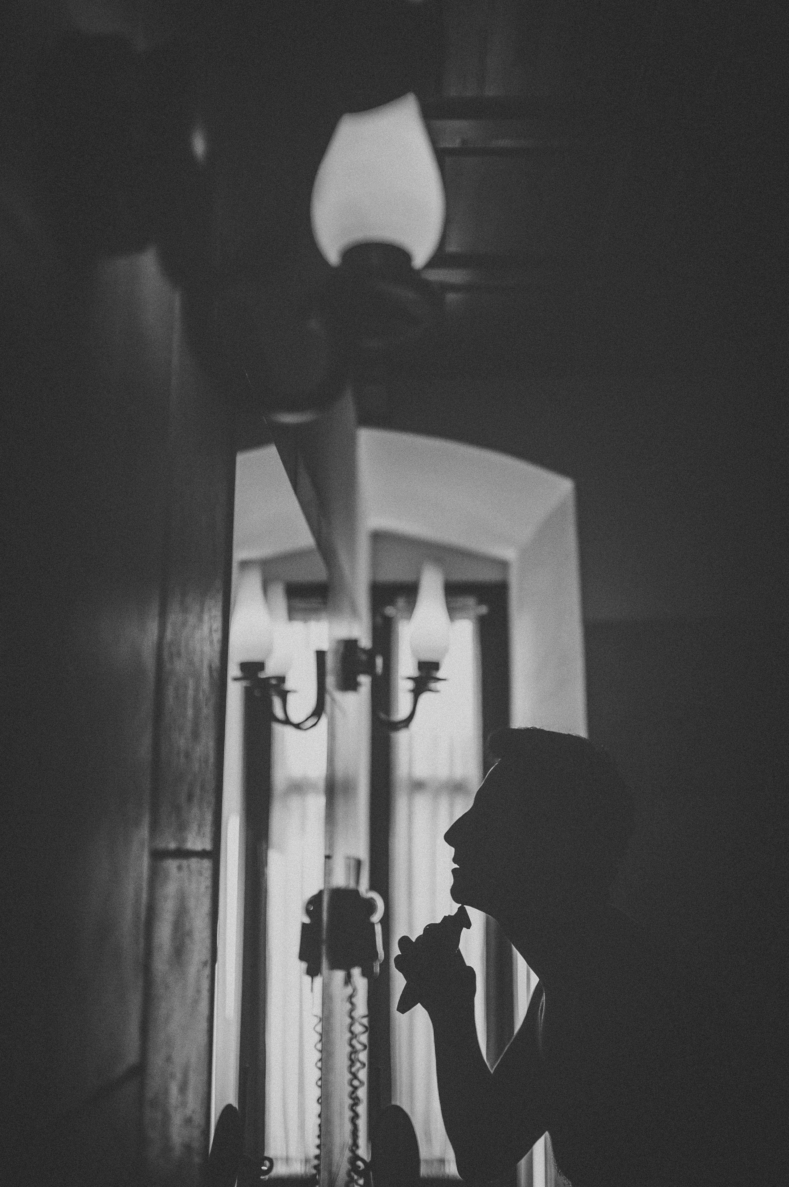 Detalii din timpul pregatirilor mirelui, intr-o imagine alb-negru artistica.