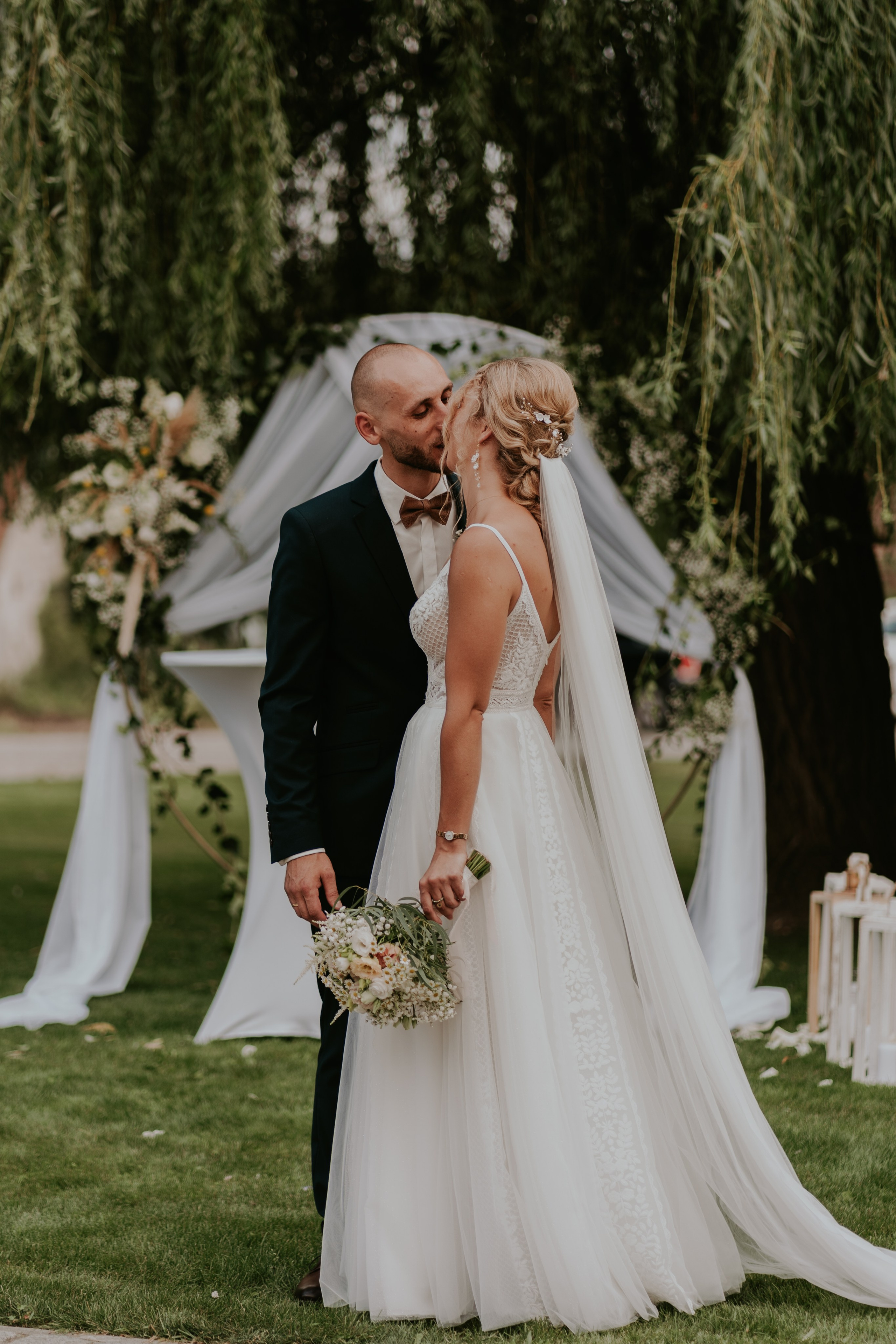 Dwór Wierzbno: plenerowy ślub pod wierzbą. Karkowskafoto - fotografia miłości