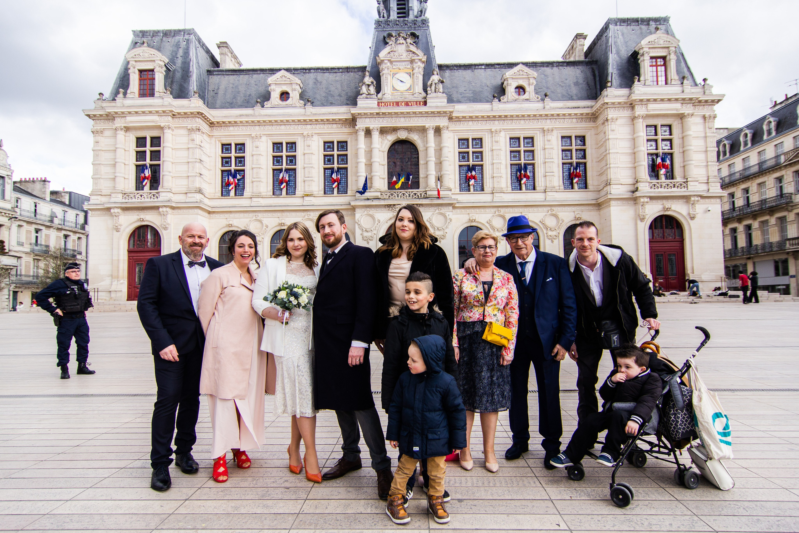 Sortie des mariés à la mairie de Poitiers, mariage familial en centre-vill