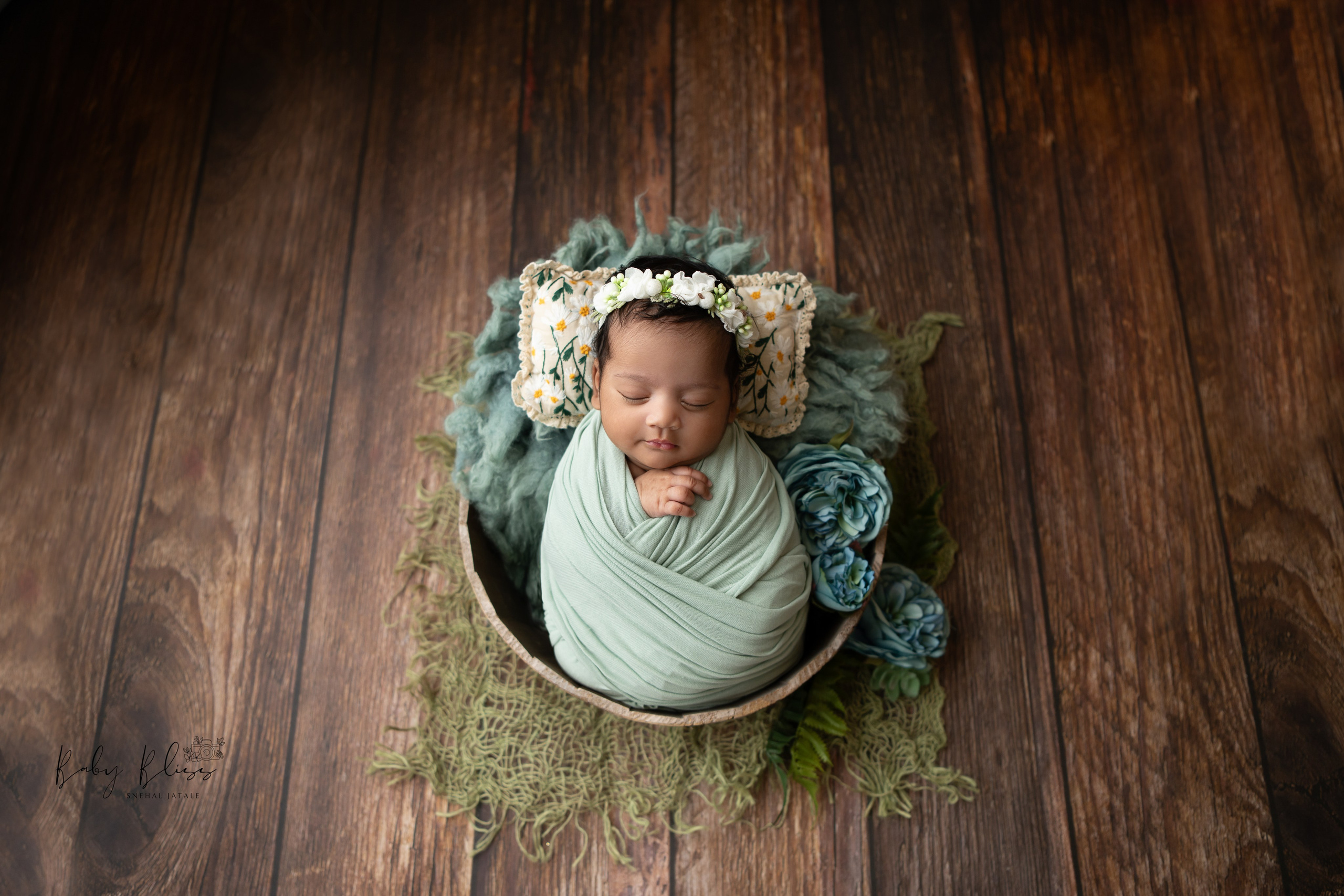 Best newborn photographer in Doha, Qatar. Best infant photoshoot in Doha, Qatar. Newborn photo session in Doha Qatar, baby, sitter, cake smash, pre-birthday, maternity, family photographer in Doha, Qatar