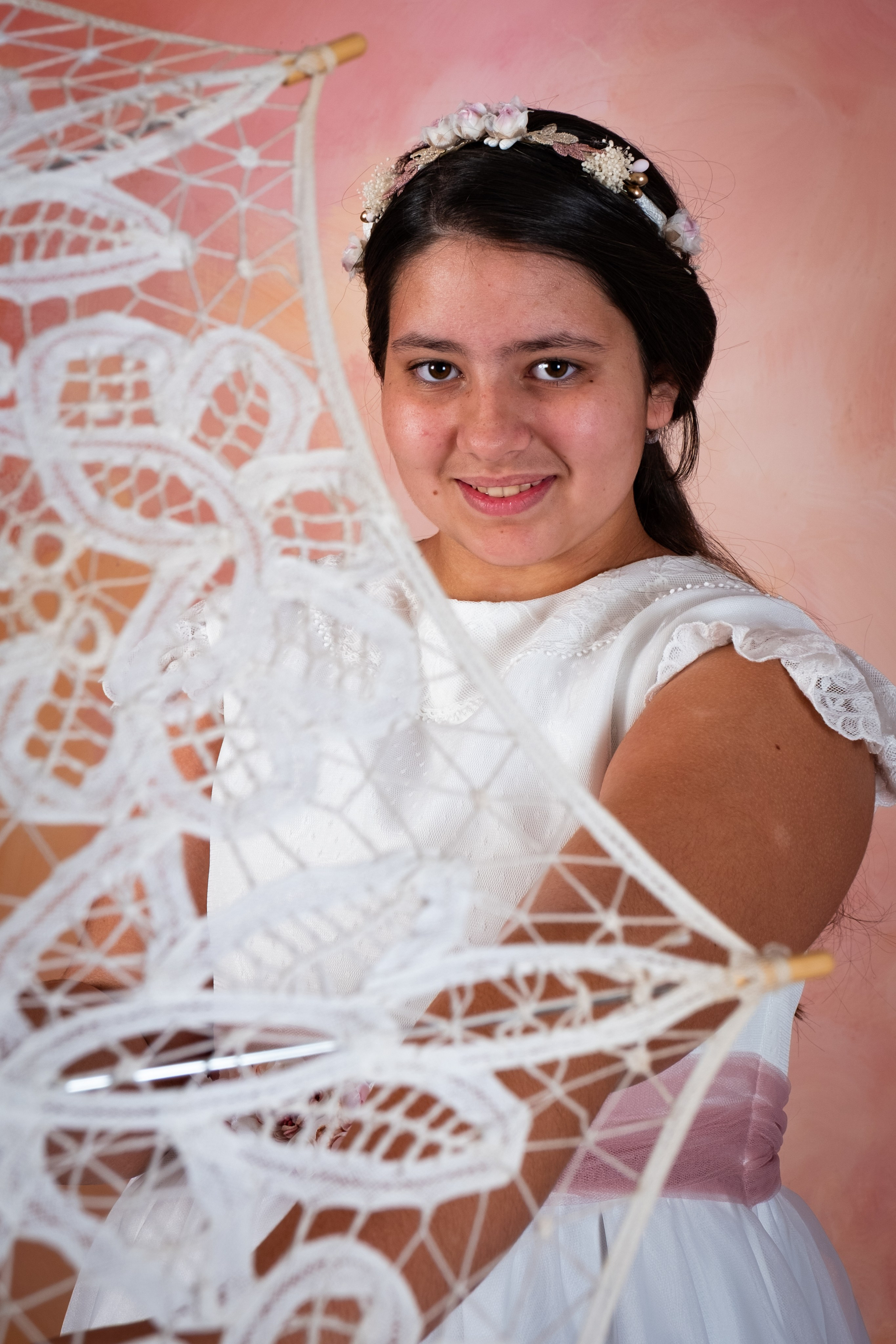 Niña con traje de comunión en estudio de fotografía en Telde, Gran Canaria