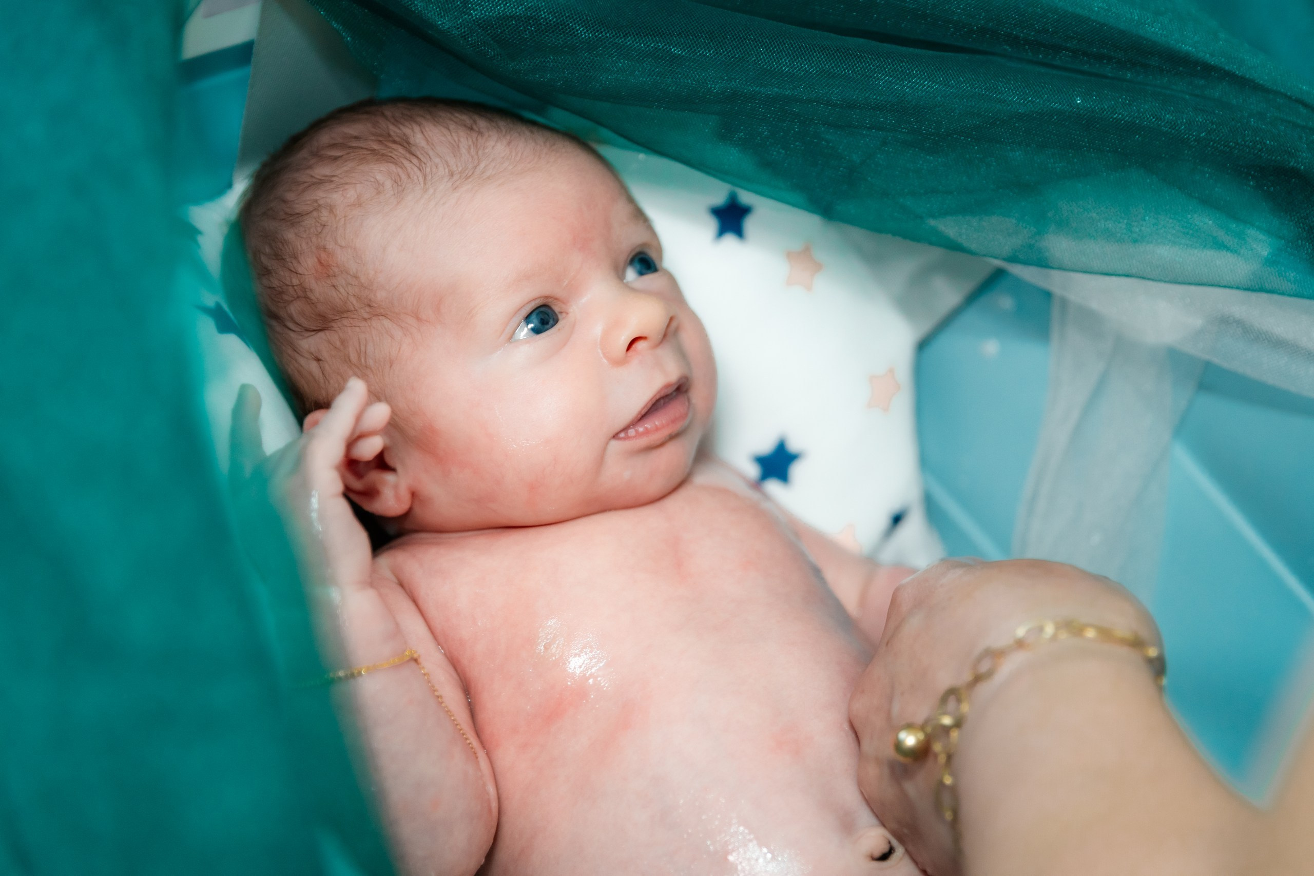 - Preotul ținându-l pe micuțul Mathias Gabriel la botez, în biserica Înălțarea Domnului, Copălău  - Detalii de la botezul lui Mathias – lumânare, trusou și icoană  - Familia lui Mathias Gabriel alături de micuț, în ziua botezului  - Portret emoționant cu mama și bebelușul în brațe, în biserică,fotograf profesionist evenimente Botoșani, Iași, Suceava, Fălticeni, Bacău, Pașcani, Roman - AlinoFotoStudio by Alin Chirilă - servicii foto nuntă, botez, cununie, ședințe foto creative, albume personalizate, fotografii emoționante și calitative pentru cele mai importante momente din viață,fotograf nuntă Botoșani Alin Chirilă,  ședință foto botez Iași - AlinoFotoStudio,  servicii fotograf profesionist evenimente Suceava,  fotograf cununie civilă Fălticeni - Alin Chirilă,  album foto nuntă personalizat Bacău.“Bebeluș botezat în biserică, ținut în brațe de nași”	•	“Detaliu cu lumânarea de botez decorată cu flori albe”	•	“Părinți emoționați alături de copilul lor la ceremonia de botez”	•	“Masa festivă de botez cu decor tematic și tort personalizat”	•	“Momentul în care preotul toarnă apă sfințită pe fruntea bebelușului”	“Bebeluș în rochie albă de botez, zâmbind în brațele mamei”	•	“Detaliu cu cruciulița de botez așezată pe o pernă de satin”	•	“Părinți și nași aprinzând lumânările în timpul ceremoniei de botez”	•	“Tort de botez decorat cu figurine tematice și numele copilului”	•	“Copil botezat dormind liniștit în pătuțul decorat festiv”	•	“Momentul în care preotul binecuvântează copilul în fața altarului”	•	“Invitați adunându-se în jurul mesei festive la petrecerea de botez”	•	“Bebeluș ținând în mână o jucărie personalizată primită la botez”	•	“Familie fericită pozând împreună după ceremonia de botez”	•	“Decor tematic cu baloane și flori la locația petrecerii de botez” fotograf Botoșani fotograf evenimente fotograf botez Alin Chirila fotograf alinofotostudio.fotograf botez Amelis Maria, fotografie botez Botoșani, fotograf Alin Chirilă, amintiri botez, fotografii botez, botez Amelis Maria, fotograf copii, fotografie botez în Botoșani,