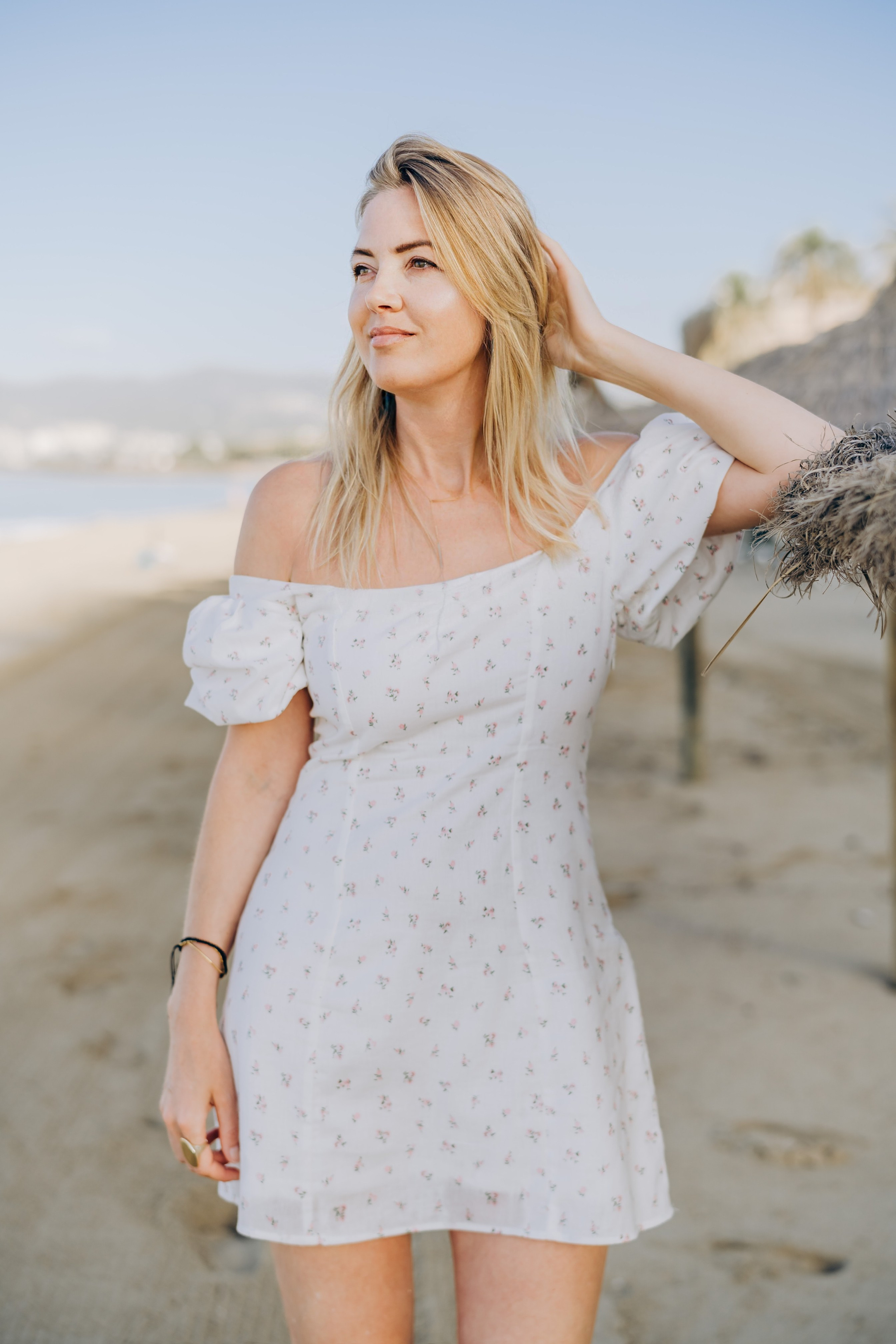 Jul on the beach in the morning. Фотограф у Пальма де Майорка