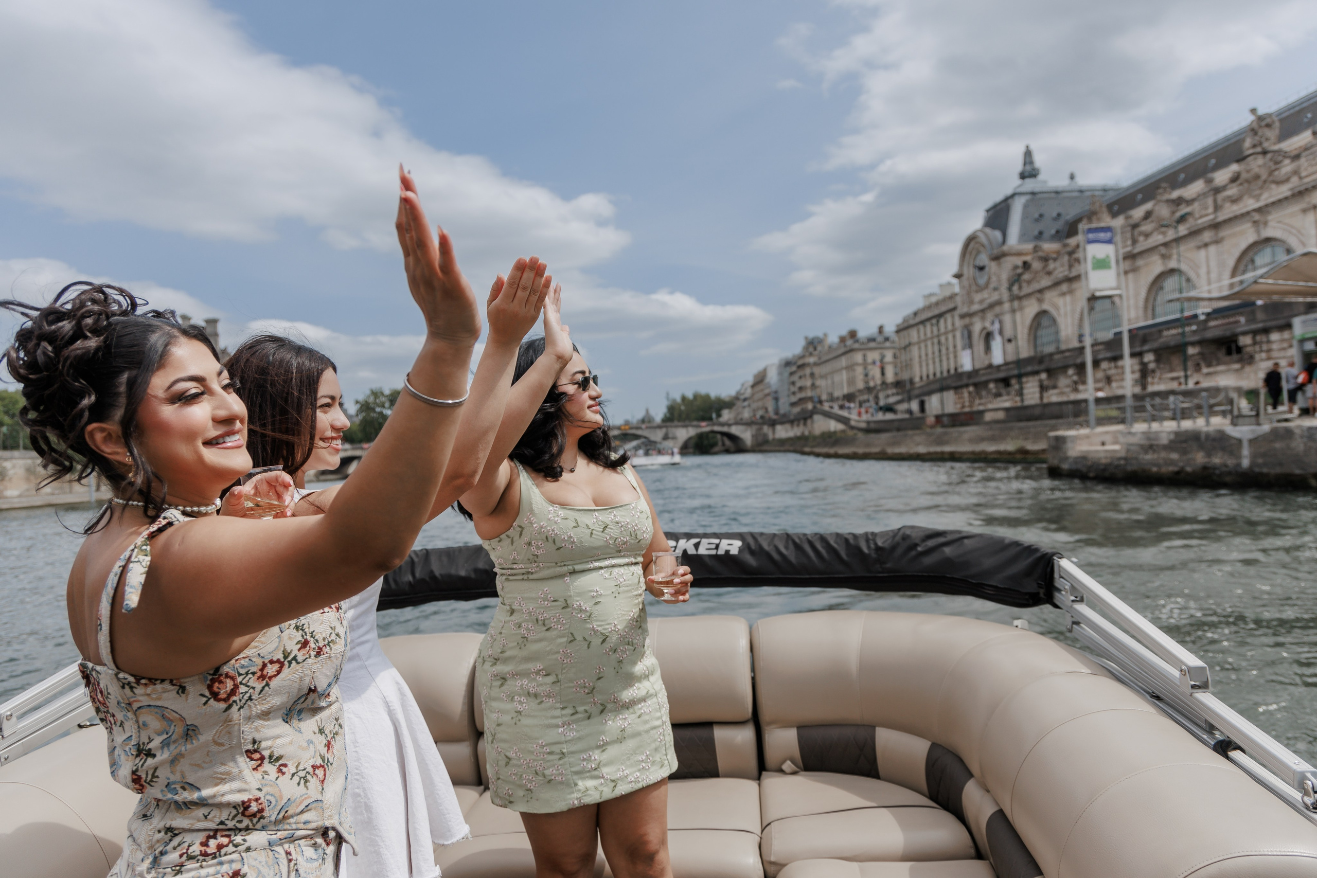 Sail, Sip & Smile: A Private Seine Cruise with Your Personal Photographer & Filmmaker. Photographe à Paris