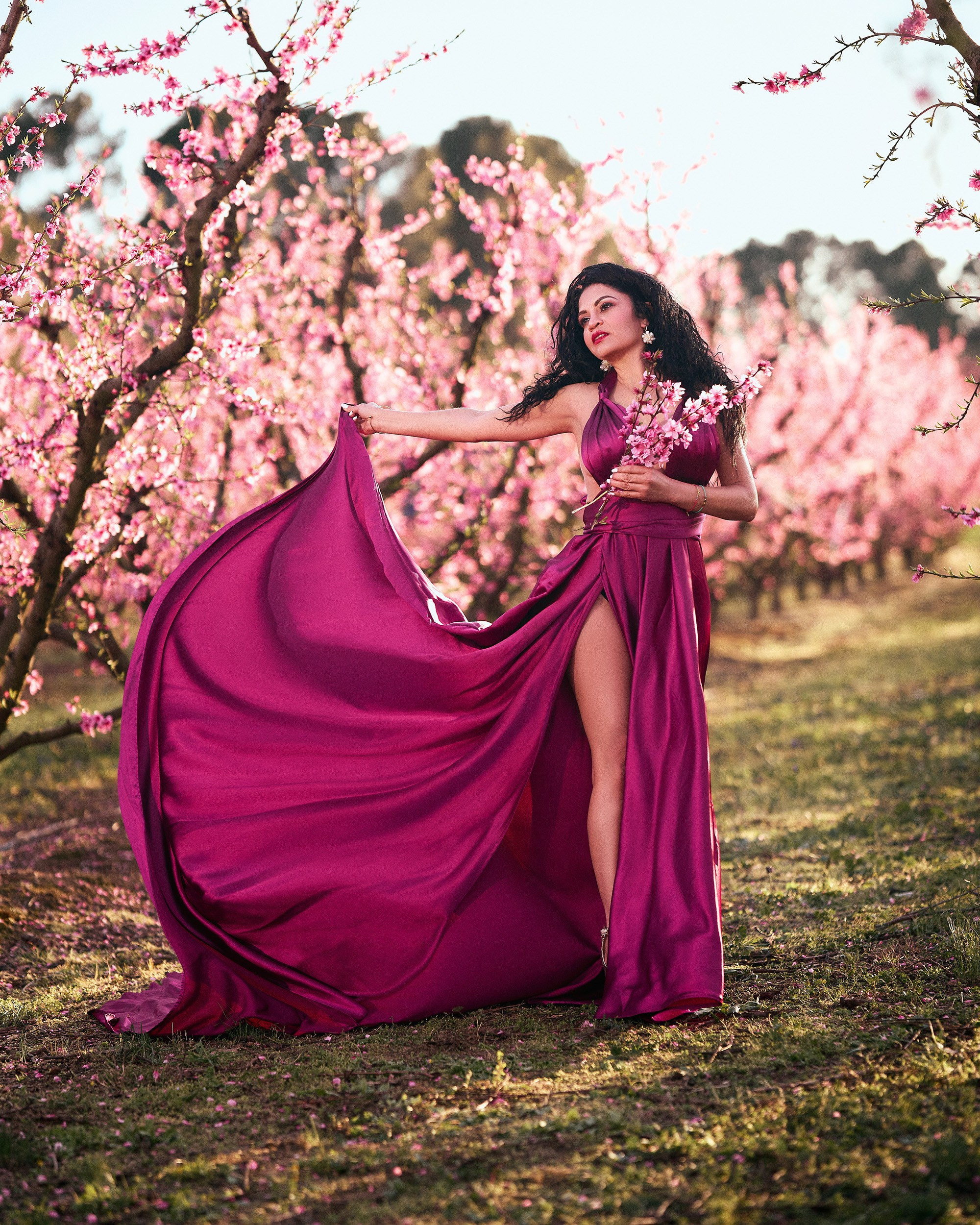 Sesión de fotos en los campos de melocotoneros en flor. Barcelona Photographer | Studio & Outdoor Photo Sessions | Svyatoslav Usmyal