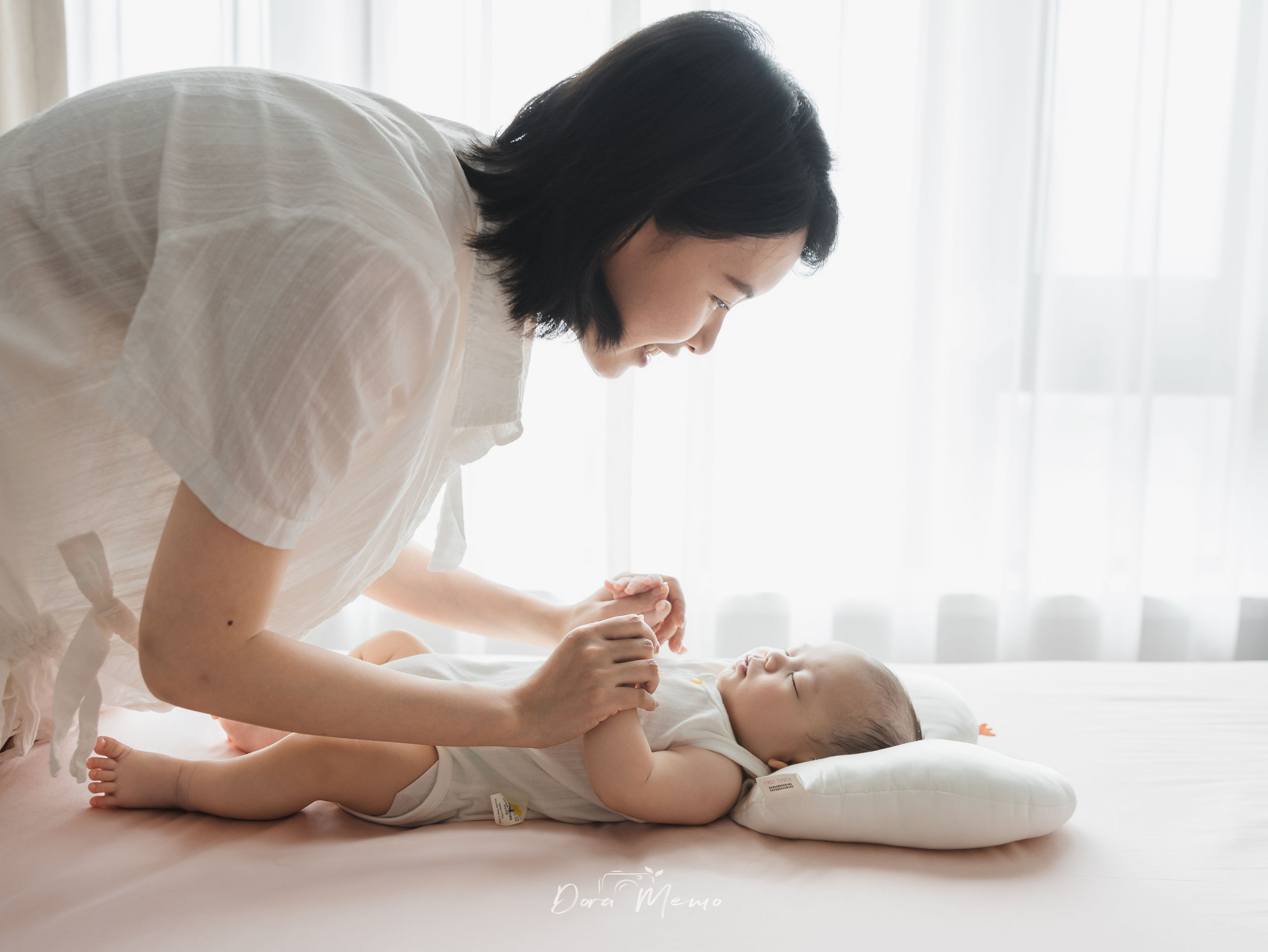 Shanghai Family Photographer | A Gentle 100-Day Baby Session at Home