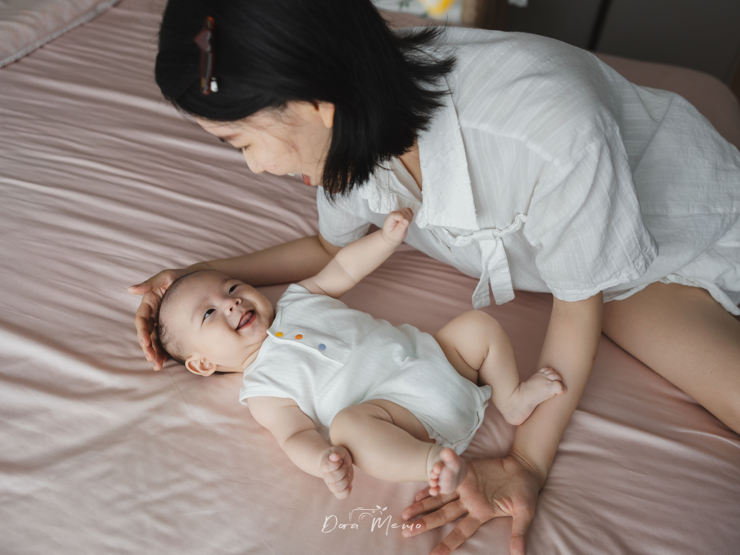 Mother smiling at her baby during a natural at-home baby photography session in Shanghai.