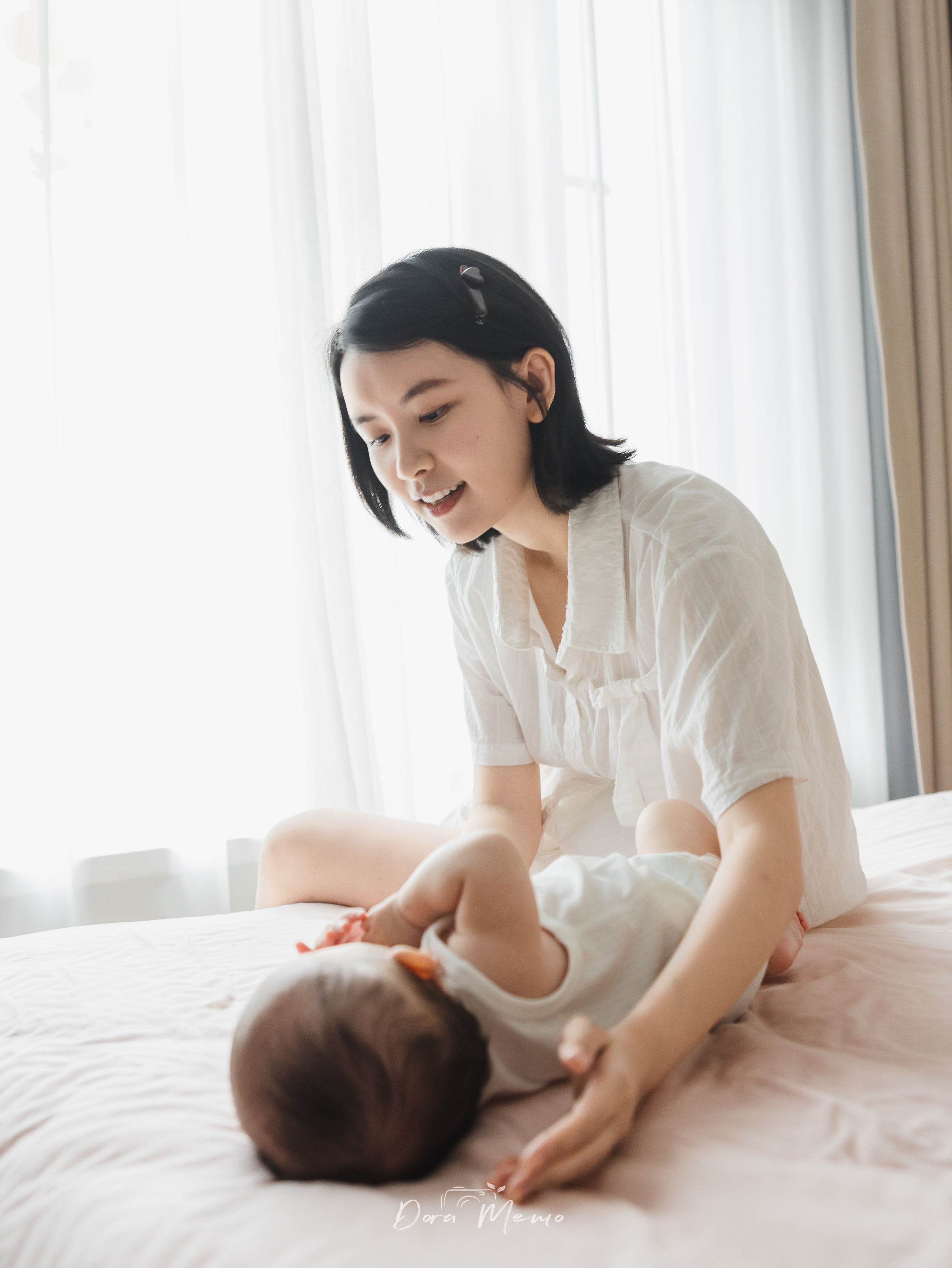 Shanghai Family Photographer | A Gentle 100-Day Baby Session at Home