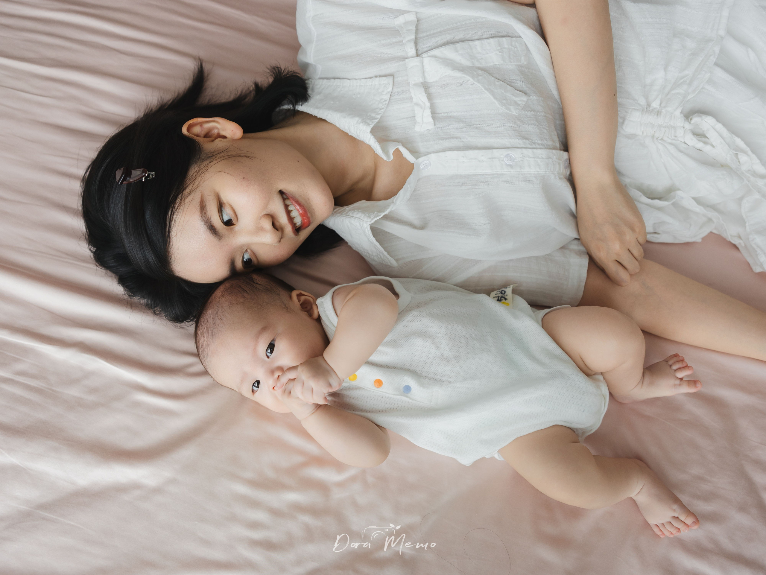 Shanghai Family Photographer | A Gentle 100-Day Baby Session at Home