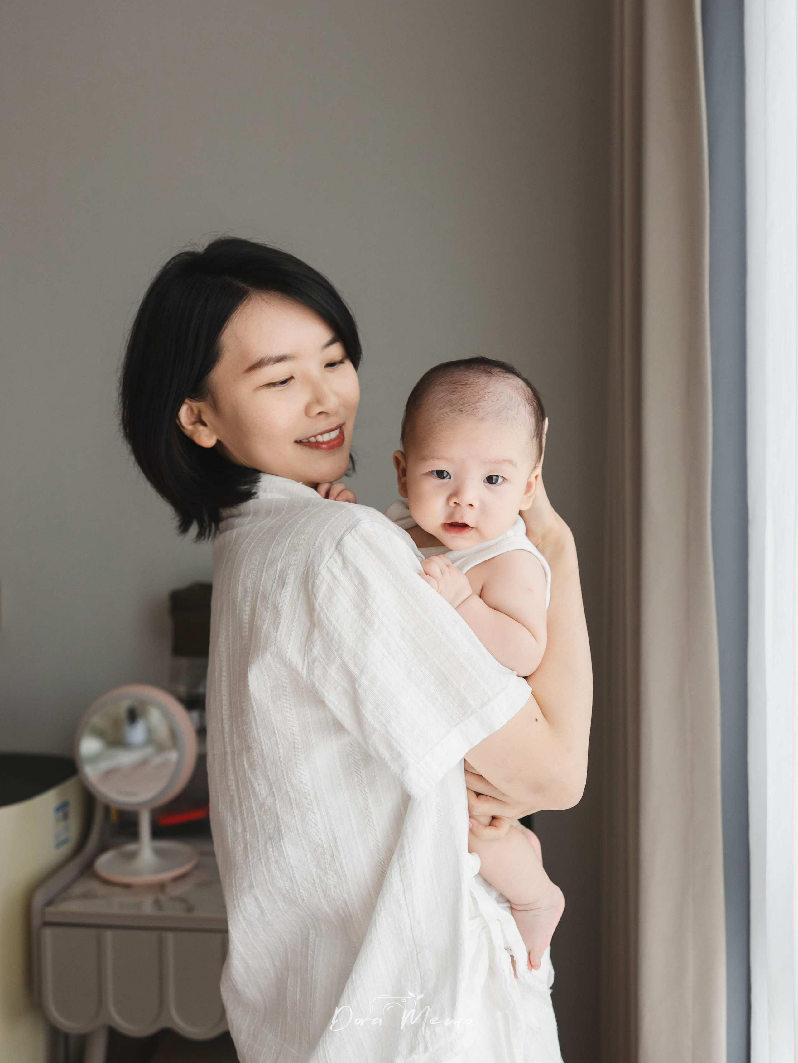 Shanghai Family Photographer | A Gentle 100-Day Baby Session at Home