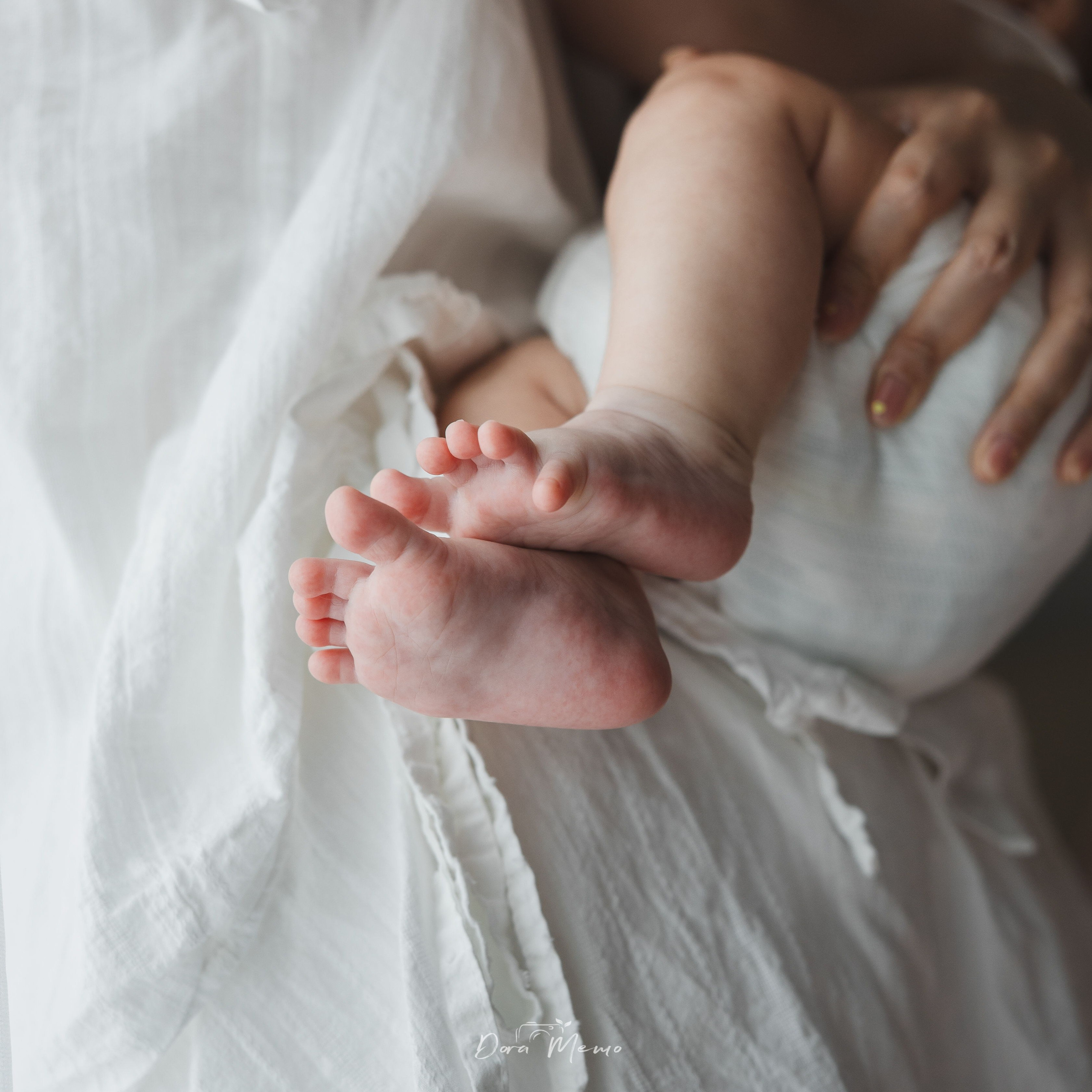 Shanghai Family Photographer | A Gentle 100-Day Baby Session at Home