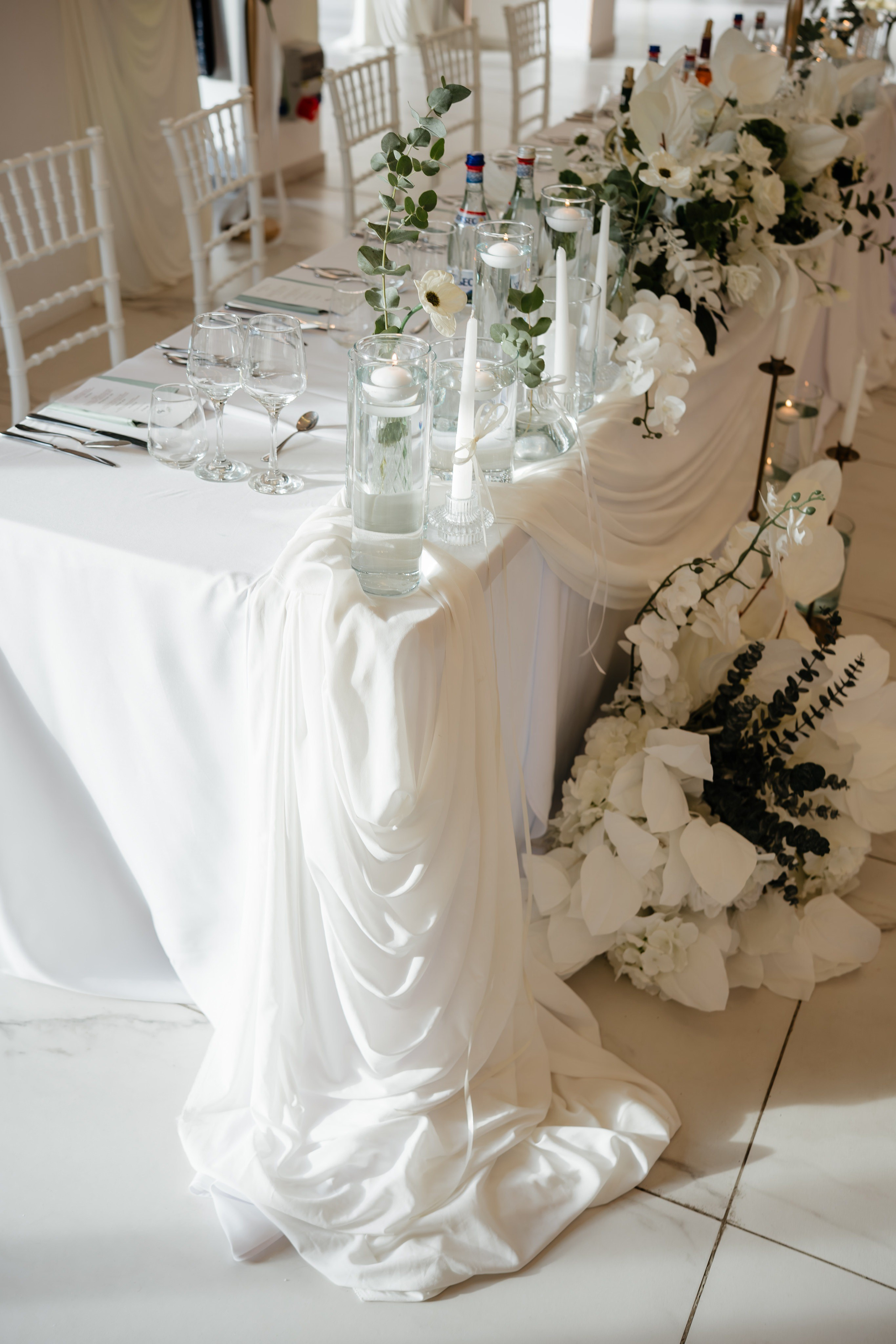 Decorul meselor și aranjamentele florale în sala de evenimente Anne Dărmănești.