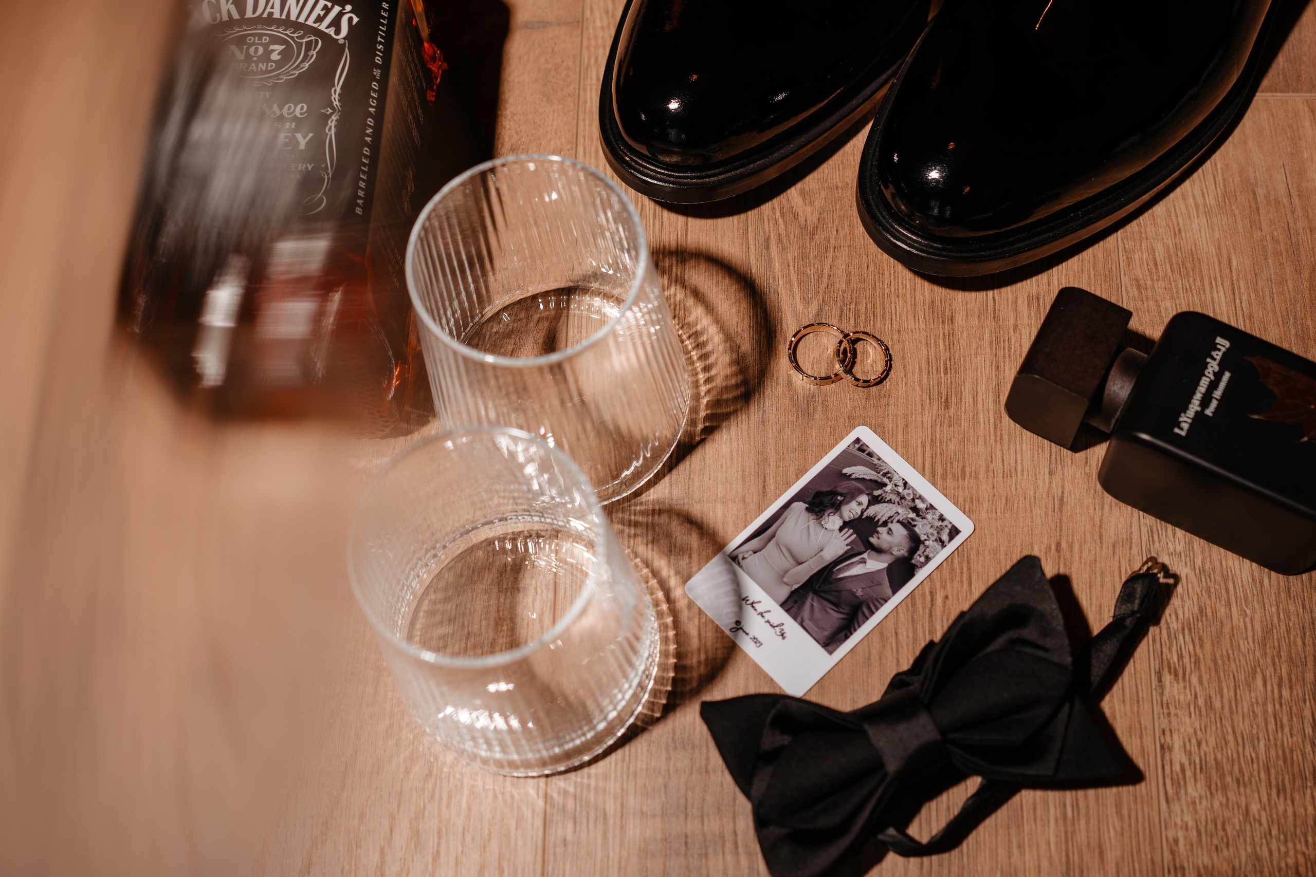 Detalii nuntă Bacău: papion și accesorii masculine într-un cadru rustic de munte.