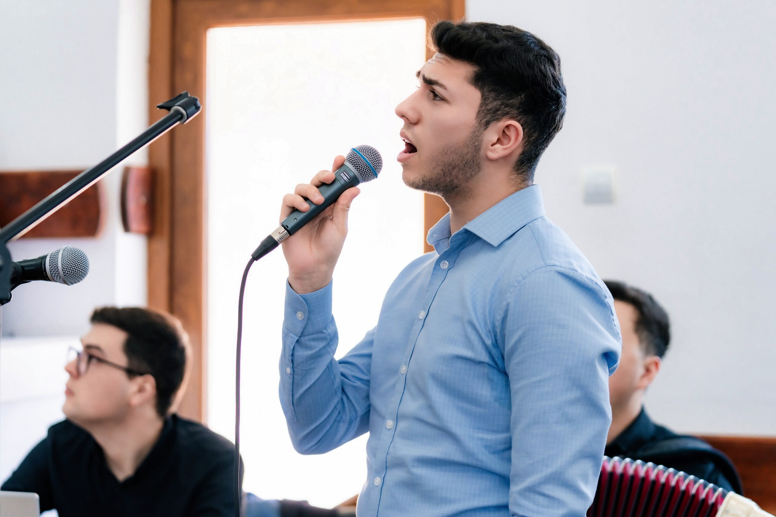 Fotograf nuntă Târgu Neamț – Samuel și Roxana, fotografie autentică realizată de AlinoFotoStudio 2. Fotograf nuntă Iași, Bacău, Suceava și Botoșani – Alin Chirilă surprinzând momente reale de nuntă 3. Fotografie de nuntă cu emoție și credință – AlinoFotoStudio, fotograf povestitor 4. Fotograf profesionist nuntă în Moldova – cadre naturale și pline de emoție 5. Alin Chirilă fotograf nuntă – poveste reală surprinsă prin fotografie 6. Fotograf nuntă cu stil documentar – momente autentice din ziua nunții Pregătiri mireasă acasă – fotografie naturală realizată de Alin Chirilă fotograf nuntă 8. Detalii din ziua nunții – fotograf nuntă Iași și Botoșani, AlinoFotoStudio 9. Emoții din dimineața nunții – fotograf profesionist Moldova 10. Cadre autentice din pregătiri – fotograf nuntă Suceava și Bacău Ceremonie religioasă nuntă – moment emoționant surprins de fotograf Alin Chirilă 12. Nuntă cu valori creștine – fotografie din biserică realizată cu discreție 13. Rugăciune și emoție în ziua nunții – fotograf nuntă Târgu Neamț 14. Legământ în fața lui Dumnezeu – fotografie de nuntă autentică 15. Fotograf nuntă biserică – momente sincere și pline de semnificație Petrecere de nuntă – cadre naturale realizate de AlinoFotoStudio 17. Bucurie și dans la nuntă – fotograf nuntă Iași și împrejurimi 18. Momente autentice de la restaurant – fotograf nuntă Bacău Suceava 19. Atmosferă de nuntă surprinsă discret – Alin Chirilă fotograf -AlinoFotoStudio – fotograf nuntă cu abordare naturală și emoțională 21. Alin Chirilă fotograf – povestitor prin fotografie de nuntă 22. Fotograf nuntă în Moldova – stil documentar și autentic 23. Fotografie de nuntă sinceră și elegantă – AlinoFotoStudio- Fotograf nuntă Iași Bacău Suceava Botoșani – Alin Chirilă AlinoFotoStudio 26. Fotograf nuntă Târgu Neamț și Moldova – fotografie profesională de eveniment 27. Fotograf nuntă cu valori creștine și stil documentar – AlinoFotoStudio - Alin Chirilă – AlinoFotoStudio Fotograf nuntă Iași • Bacău • Suceava • Botoșani - Samuel & Roxana, Târgu Neamț -Momente reale, trăite sincer și păstrate pentru totdeauna.