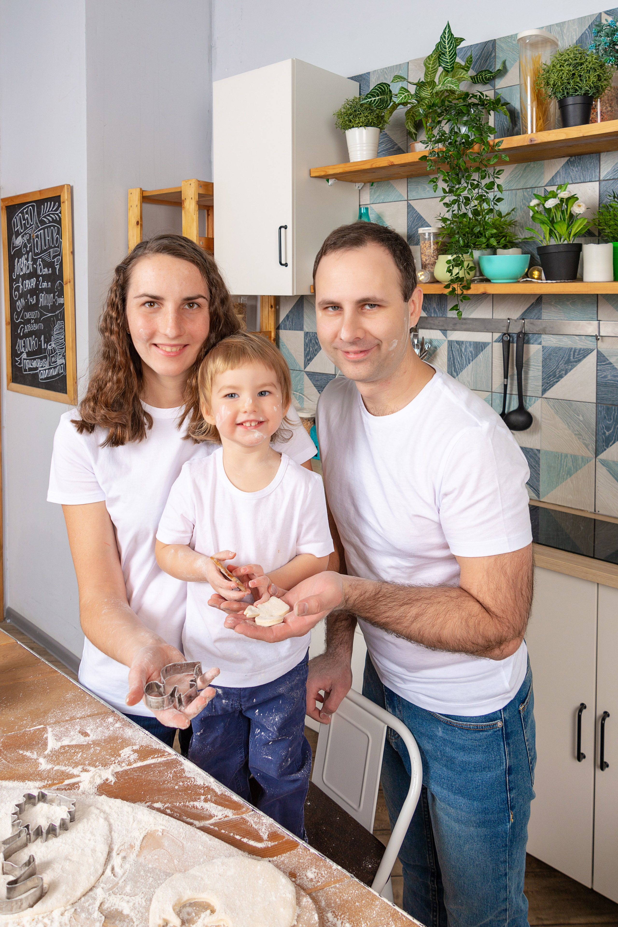 Семейная фотосессия в студии с кухонной зоной. FOTÓGRAFO MÉXICO QUINTANA ROO