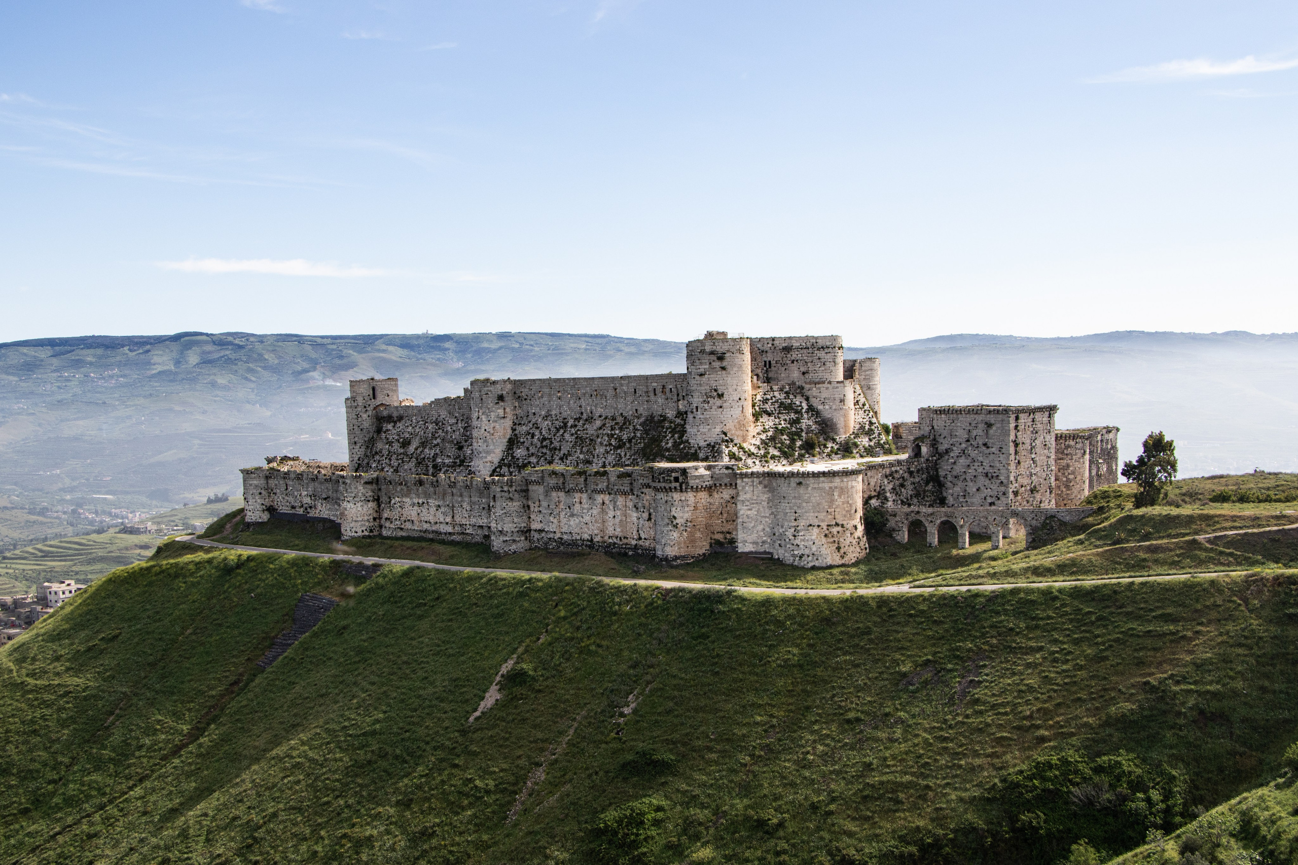 Le Krak des Chevaliers, une forteresse médiévale emblématique. Le nom “Krak des Chevaliers” provient du terme “Krak”, qui désigne une forteresse en arabe, souvent utilisée pour décrire un château fortifié. En l’occurrence, le nom se réfère à son rôle de forteresse des Croisés pendant les croisades.