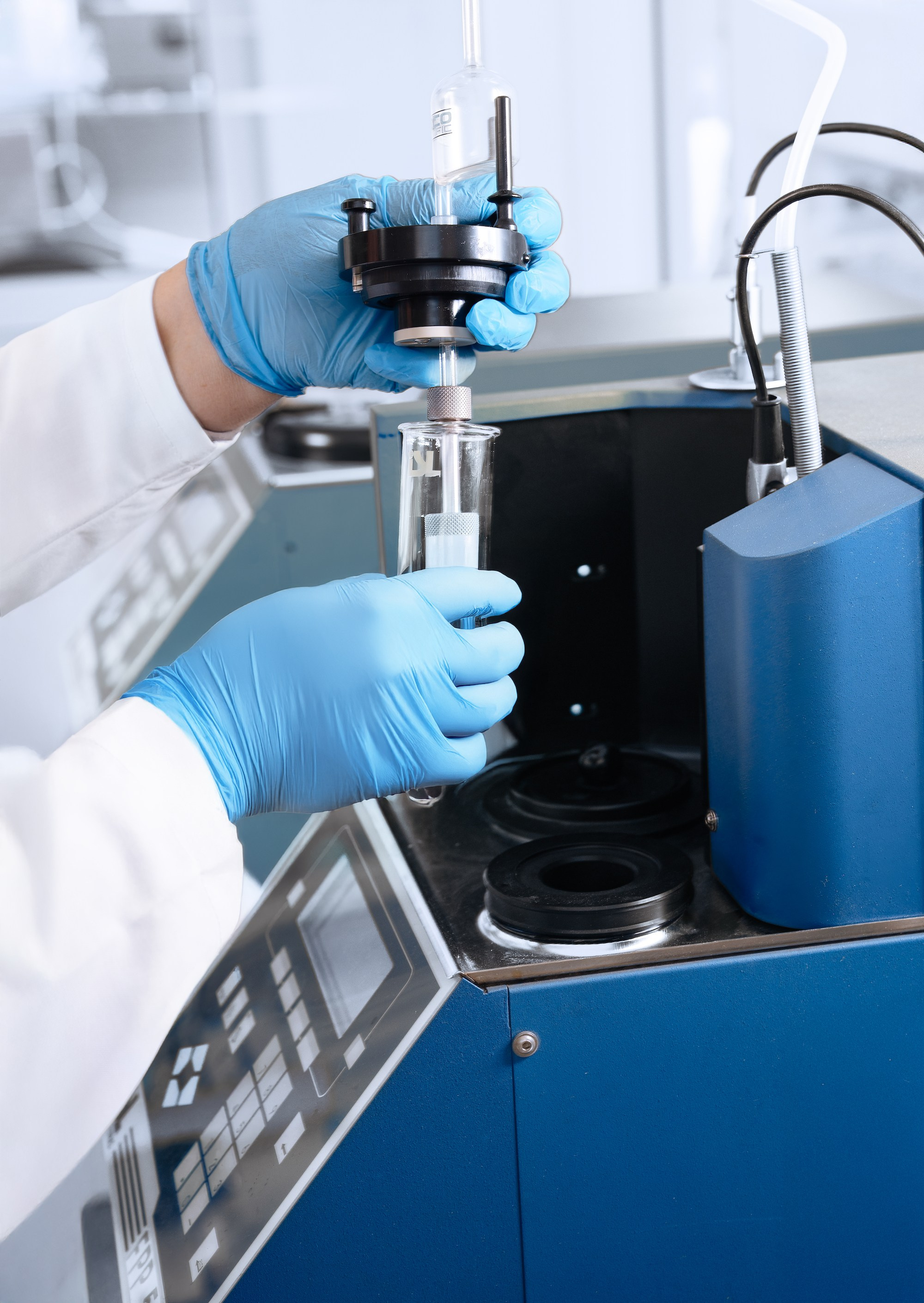 Фотосъёмка химической лаборатории Москва — сотрудник за работой с пробирками и реактивами