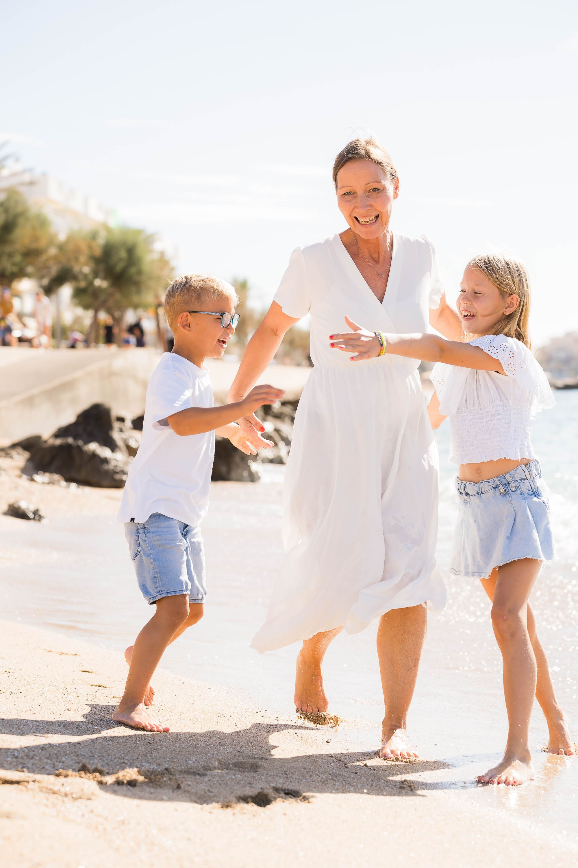 Familienportraits beim Spielen am Meer auf Mallorca