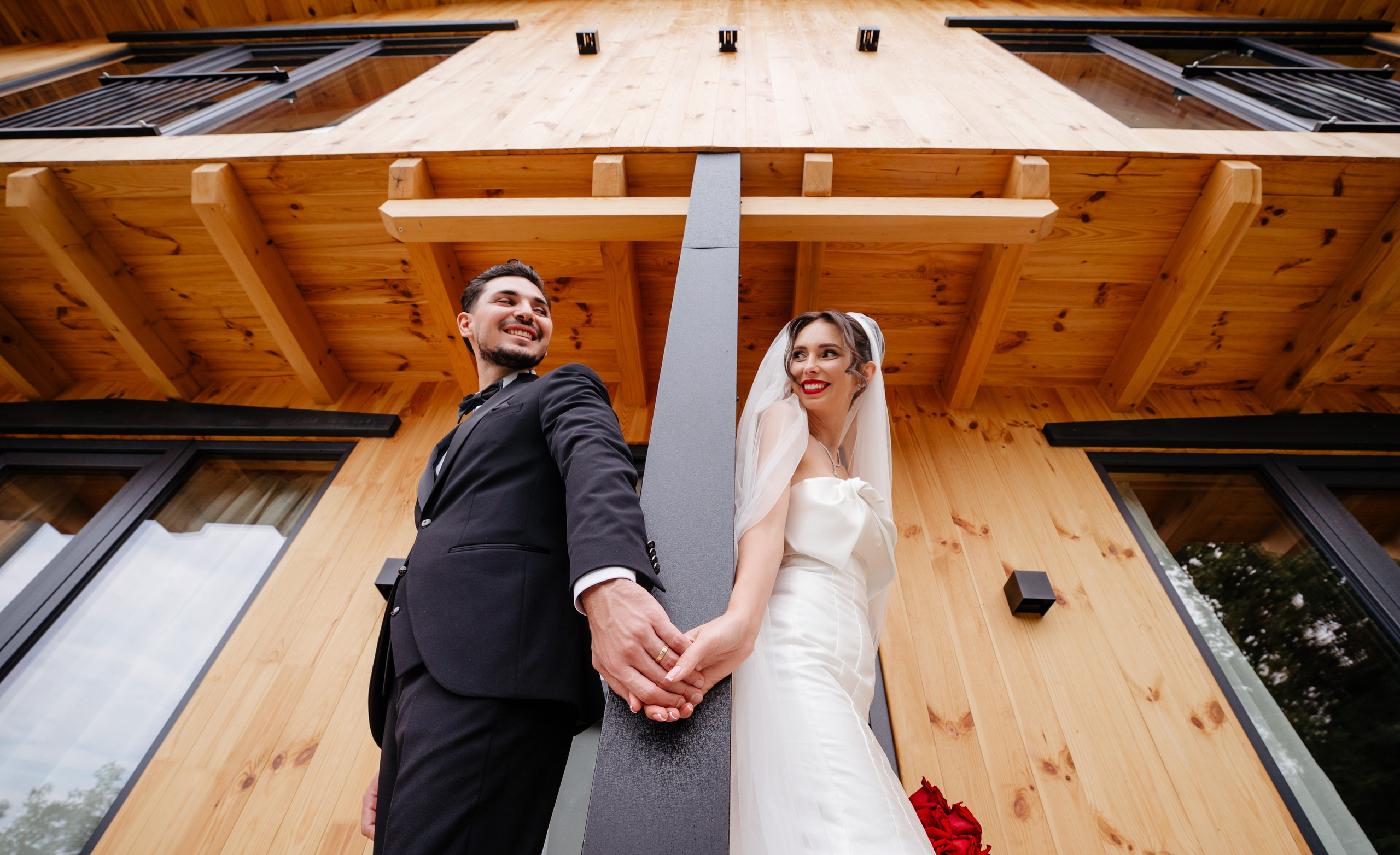 Cadru creativ folosind liniile moderne ale cabanei tip A-frame din Comănești.