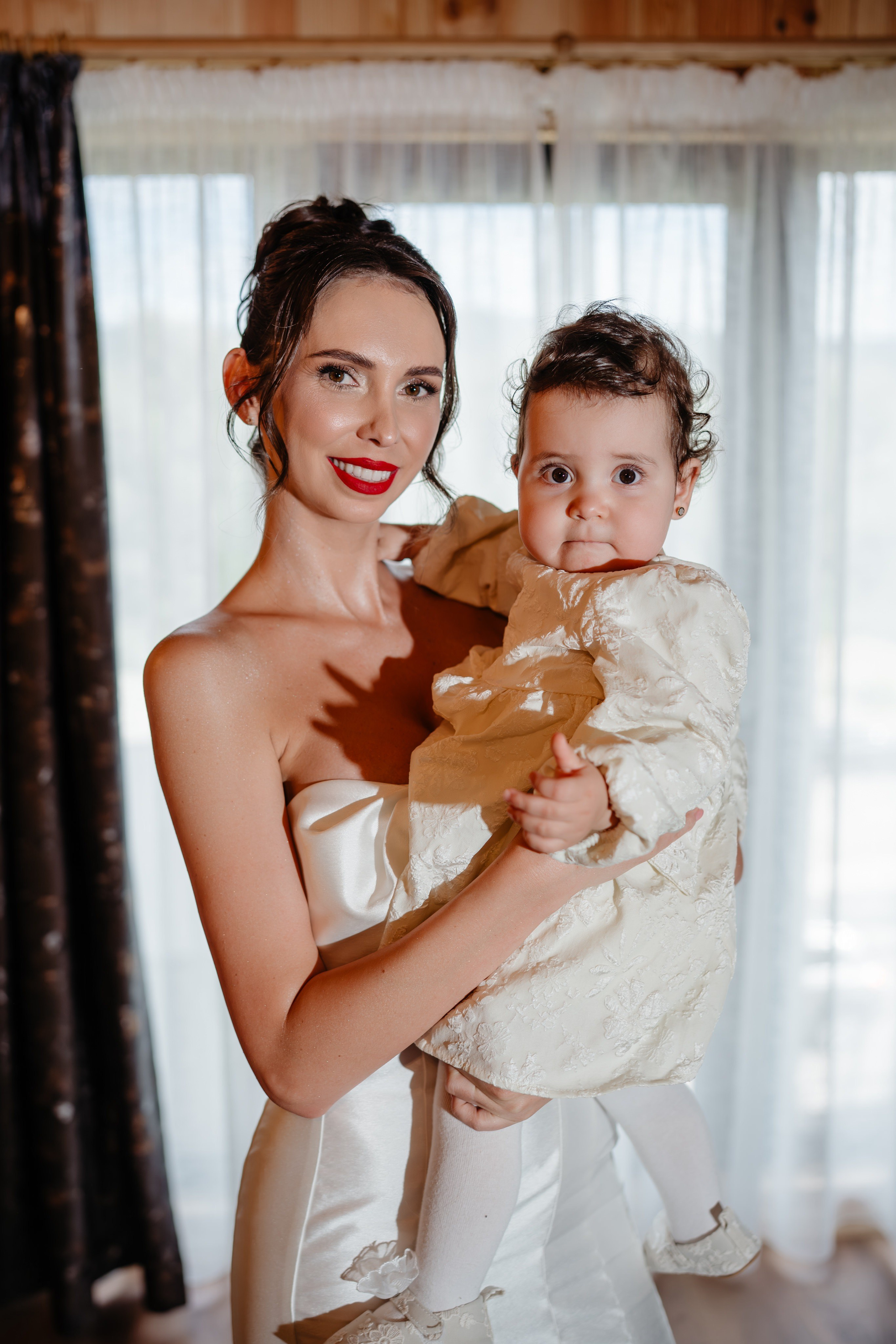 Cadru emoționant cu mireasa și un micuț invitat în locația din județul Bacău.