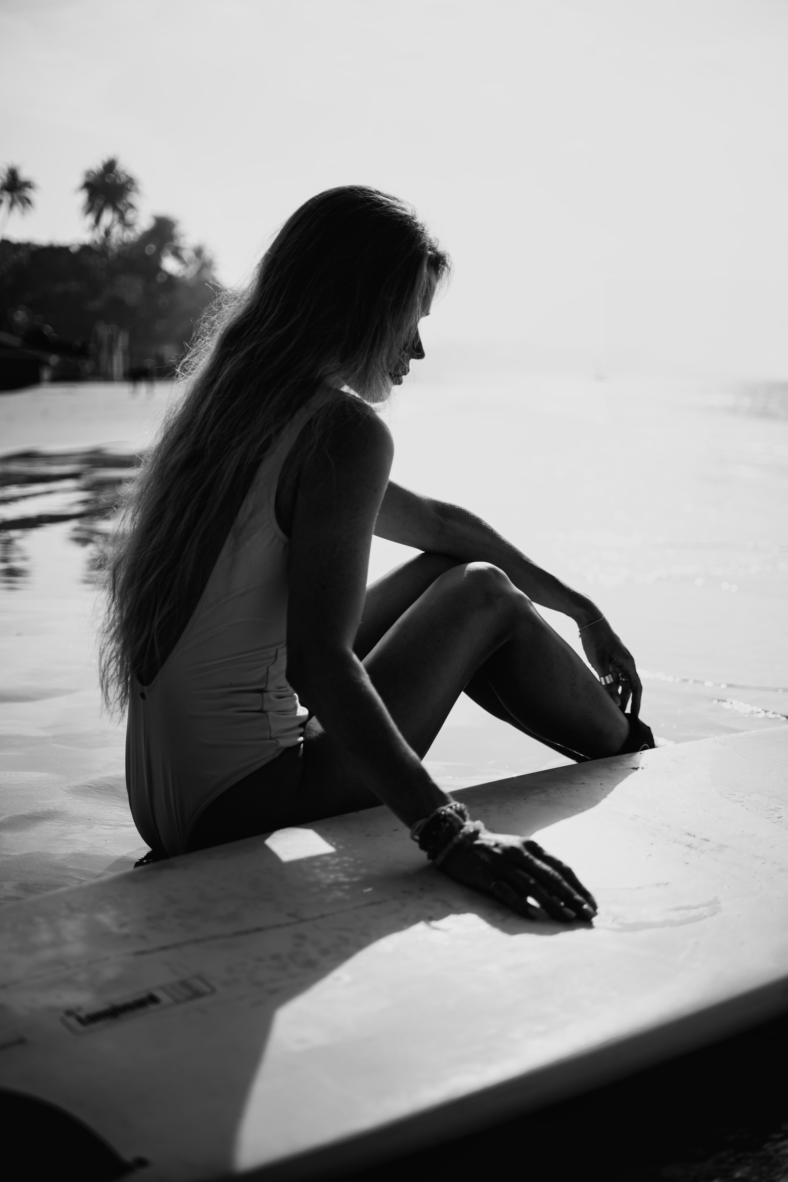 Photoshoot with a surfboard | BW