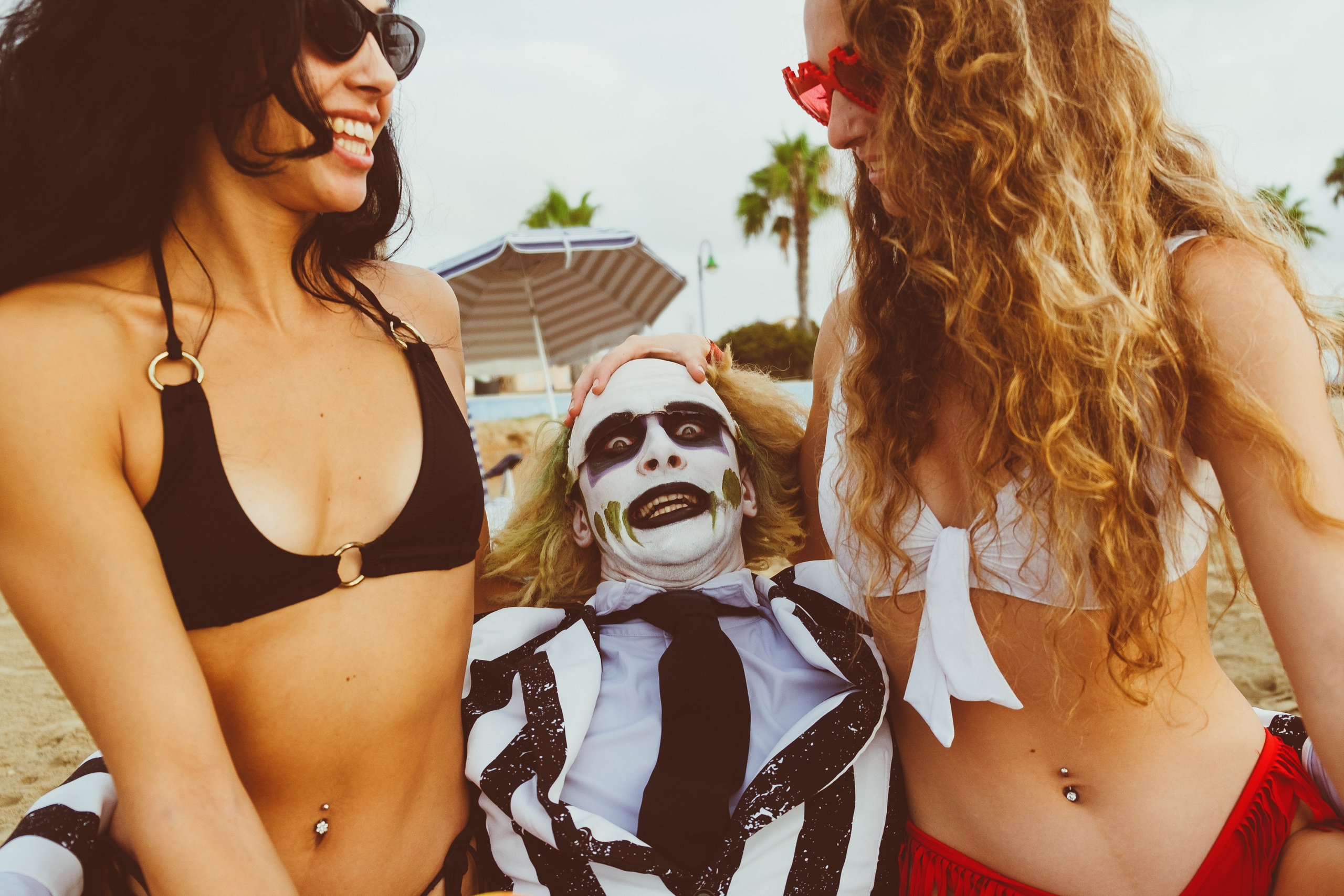 Beetlejuice на море: Экспериментальная фотосессия с цирковыми артистами — Фотограф Андрей Луковников