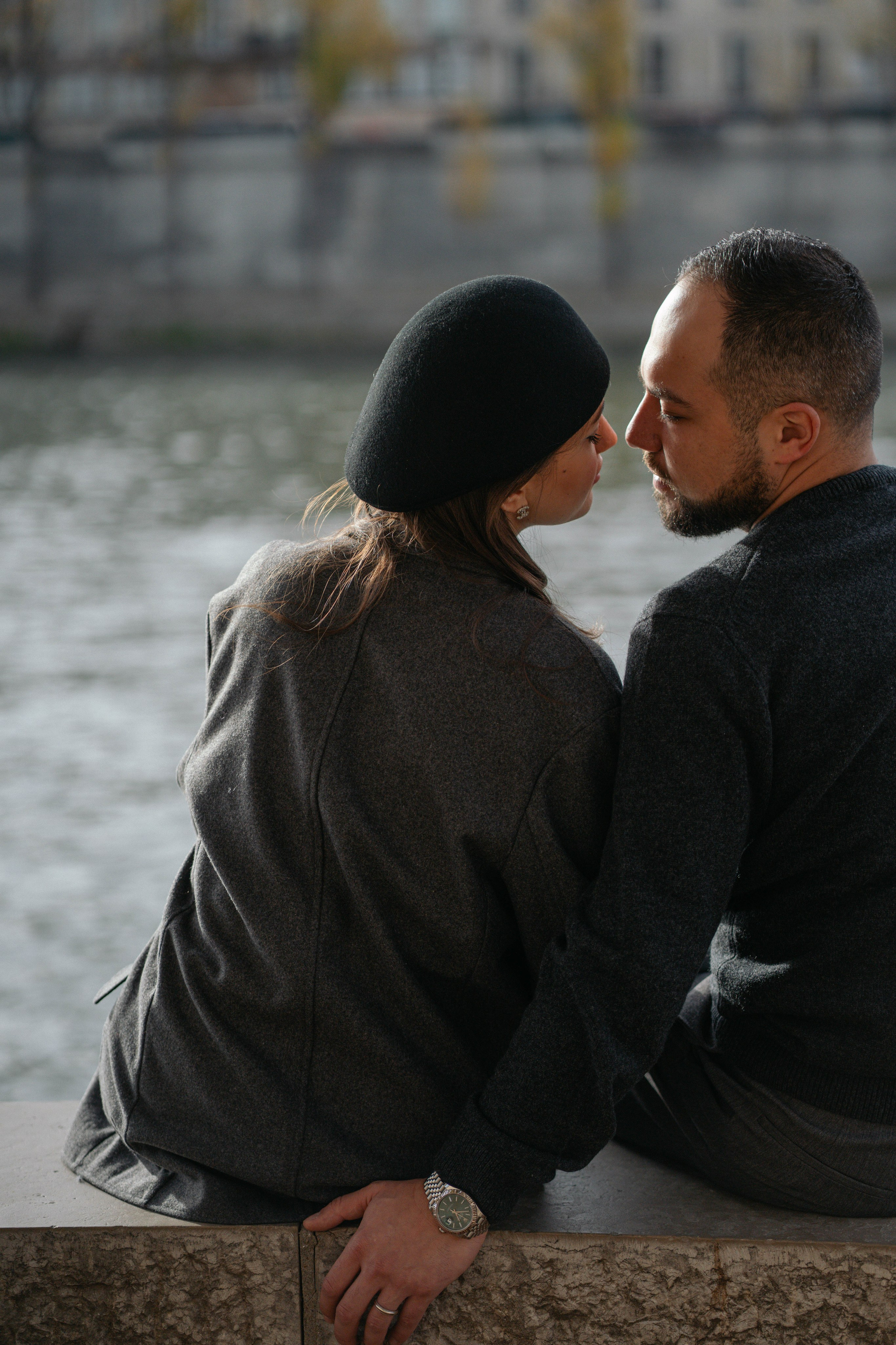 пара на набережных Сены осенью