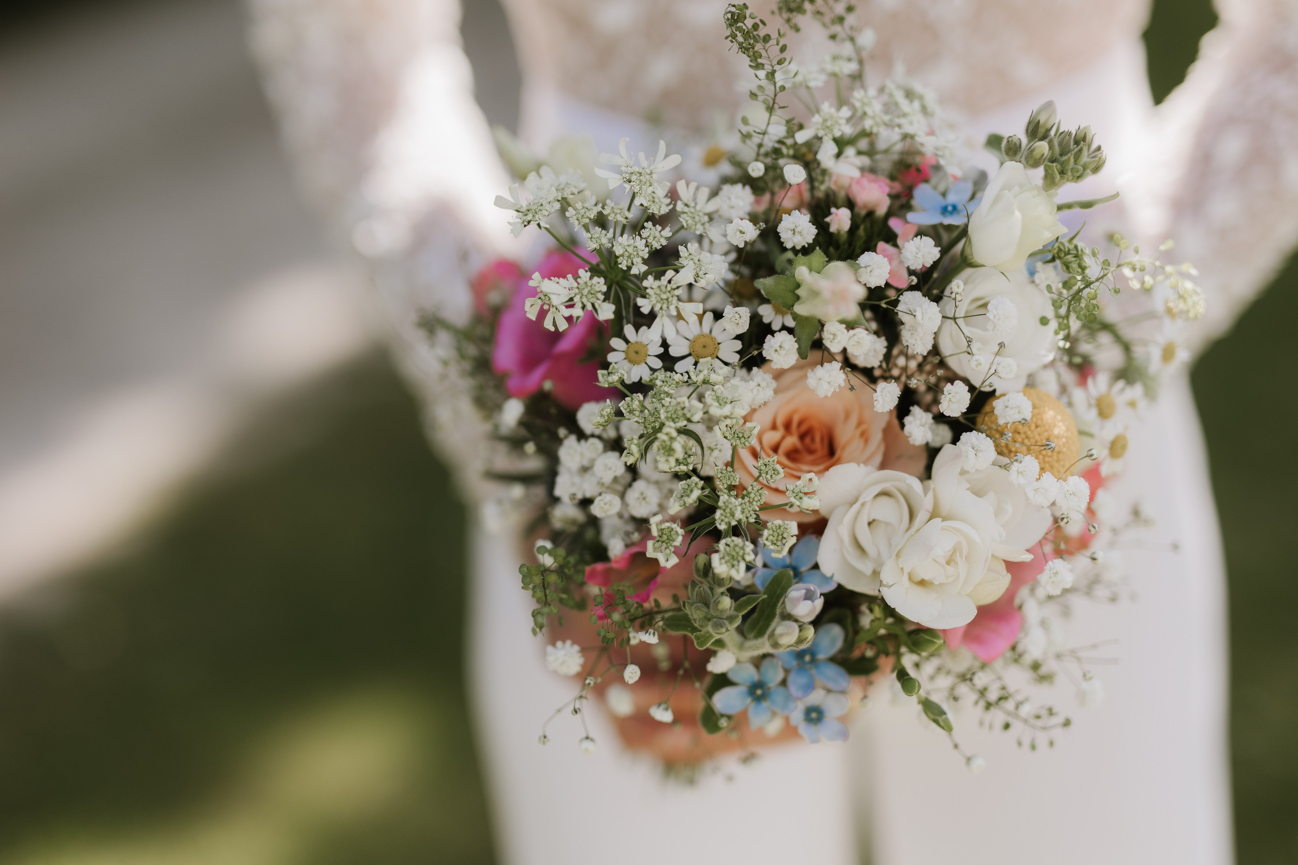 Romantischer pastellfarbener Brautstrauß mit Pfingstrose