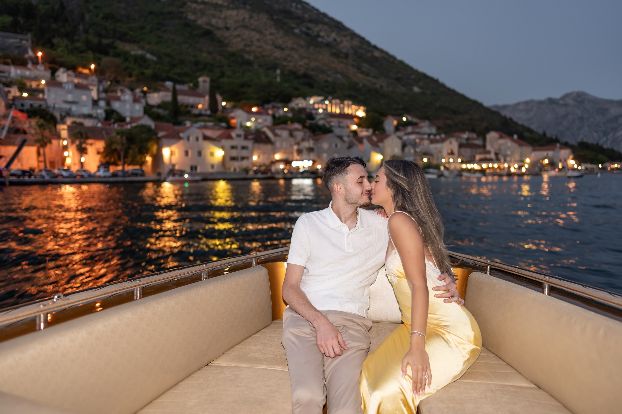 Etter solnedgang: Et sent kveldsfrieri på båt i Perast, Montenegro