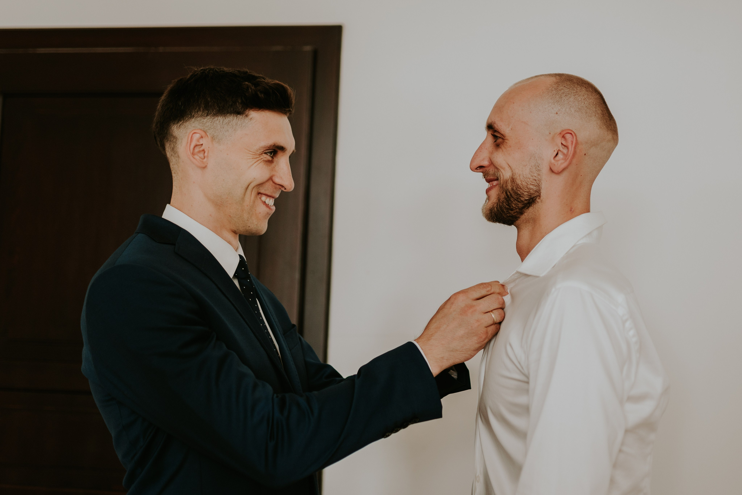 Dwór Wierzbno: plenerowy ślub pod wierzbą. Karkowskafoto - fotografia miłości