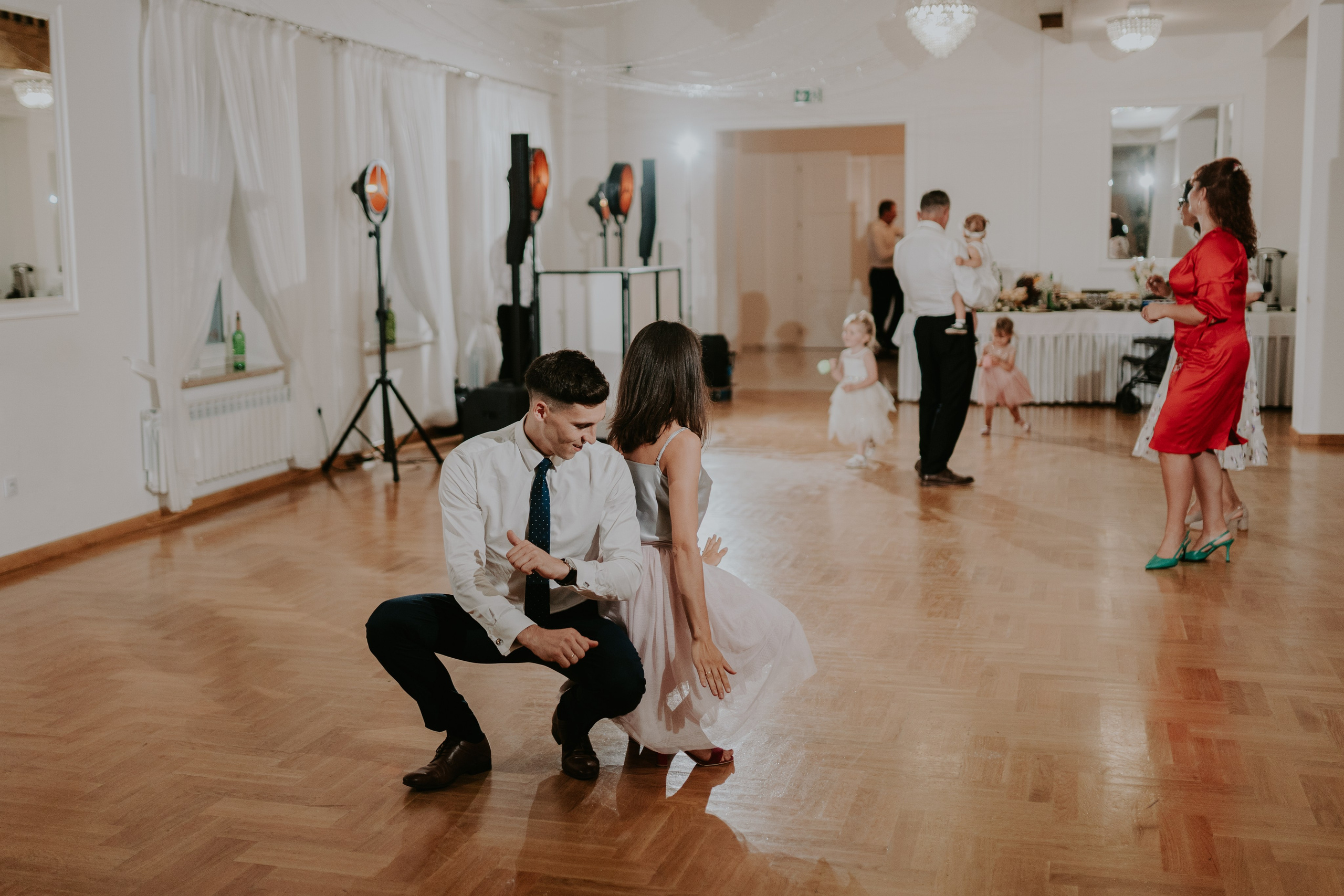 Dwór Wierzbno: plenerowy ślub pod wierzbą. Karkowskafoto - fotografia miłości