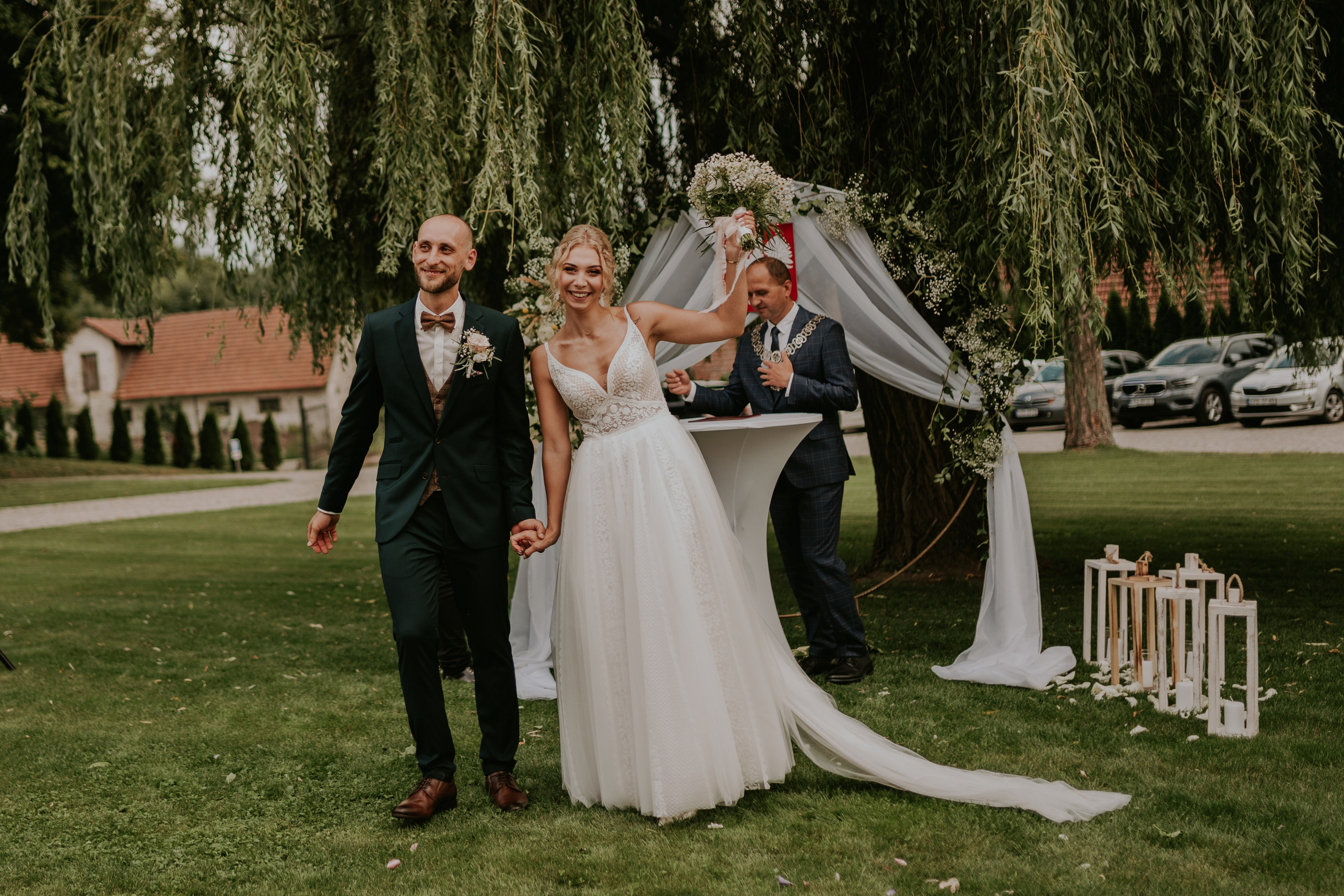 Dwór Wierzbno: plenerowy ślub pod wierzbą. Karkowskafoto - fotografia miłości