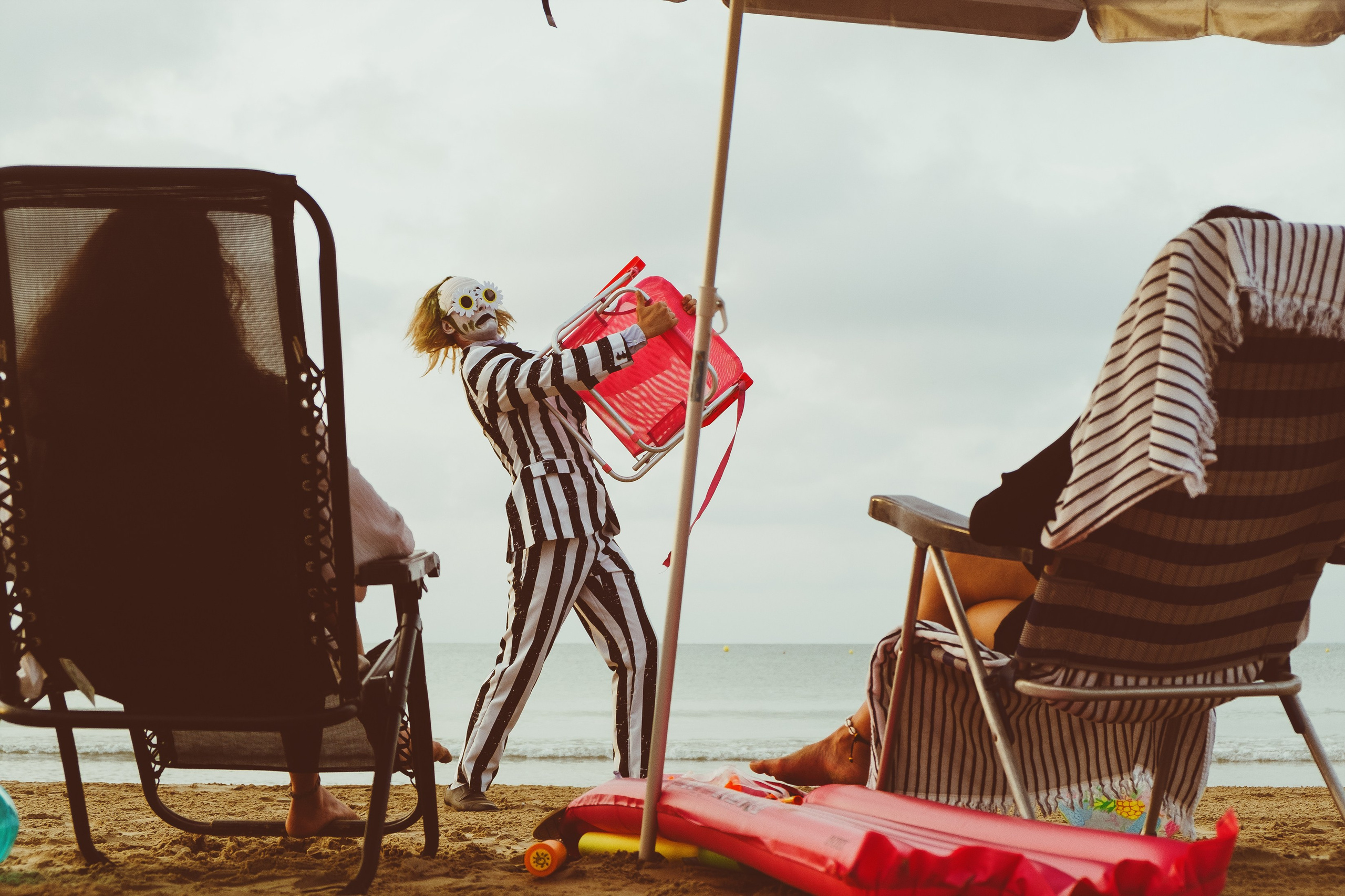 Beetlejuice на море: Экспериментальная фотосессия с цирковыми артистами — Фотограф Андрей Луковников