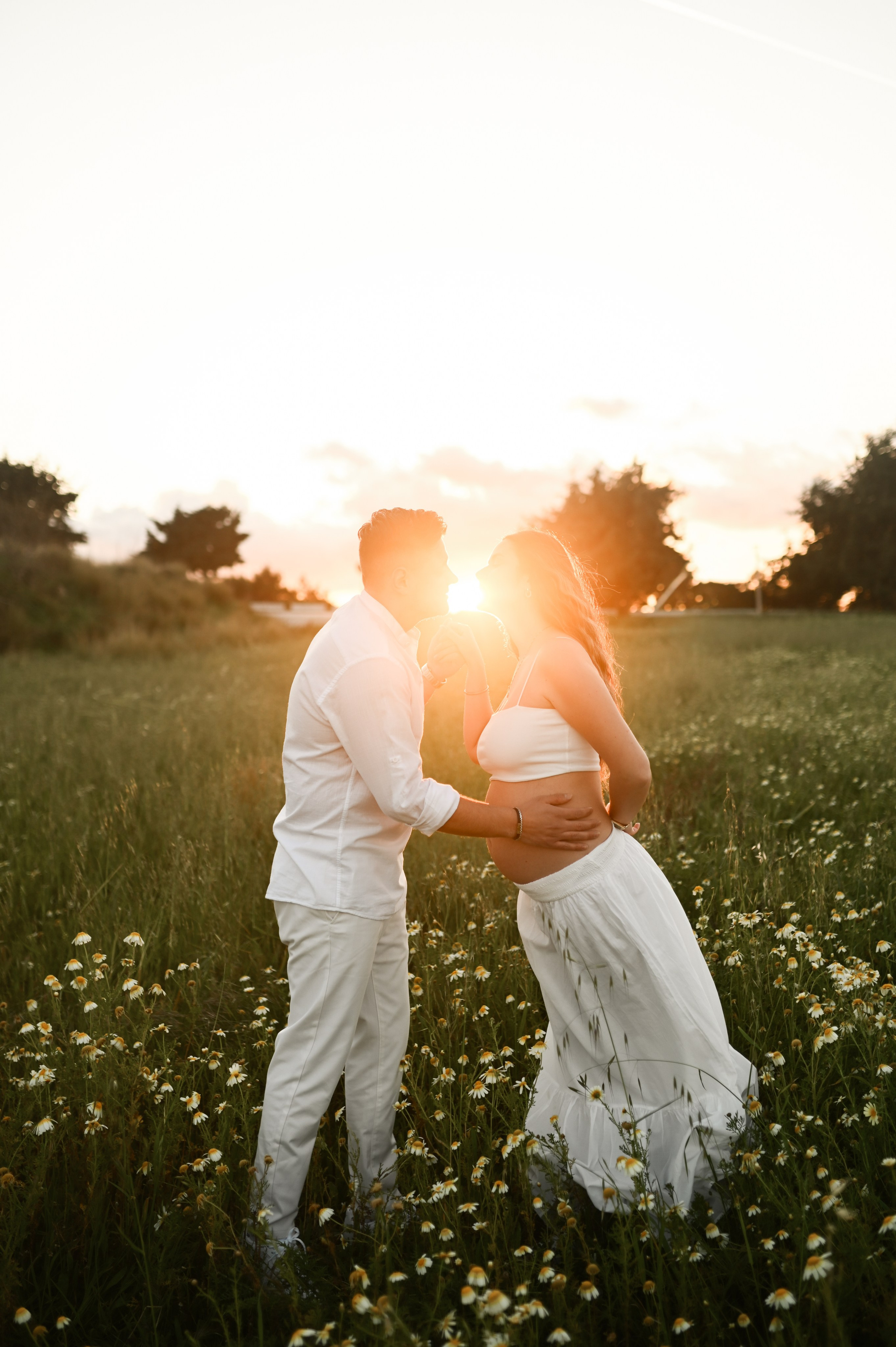 Ρομαντική φωτογράφιση εγκυμοσύνης σε χωράφι με λουλούδια. WELCOME