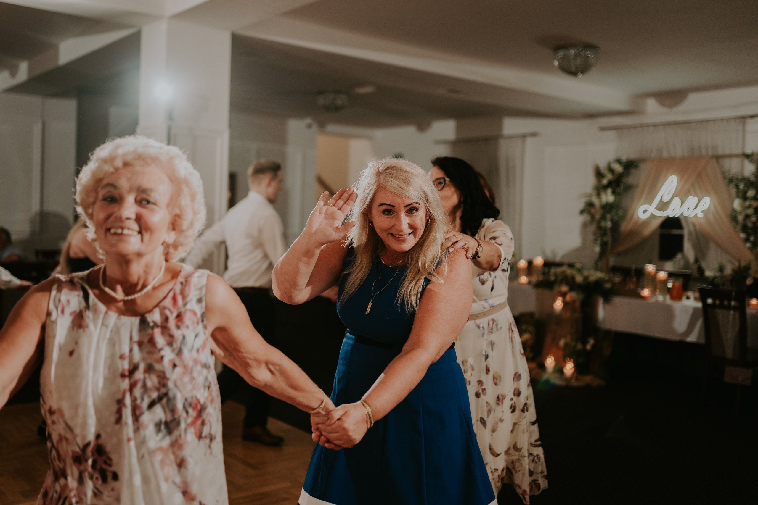 Dwór Wierzbno: plenerowy ślub pod wierzbą. Karkowskafoto - fotografia miłości