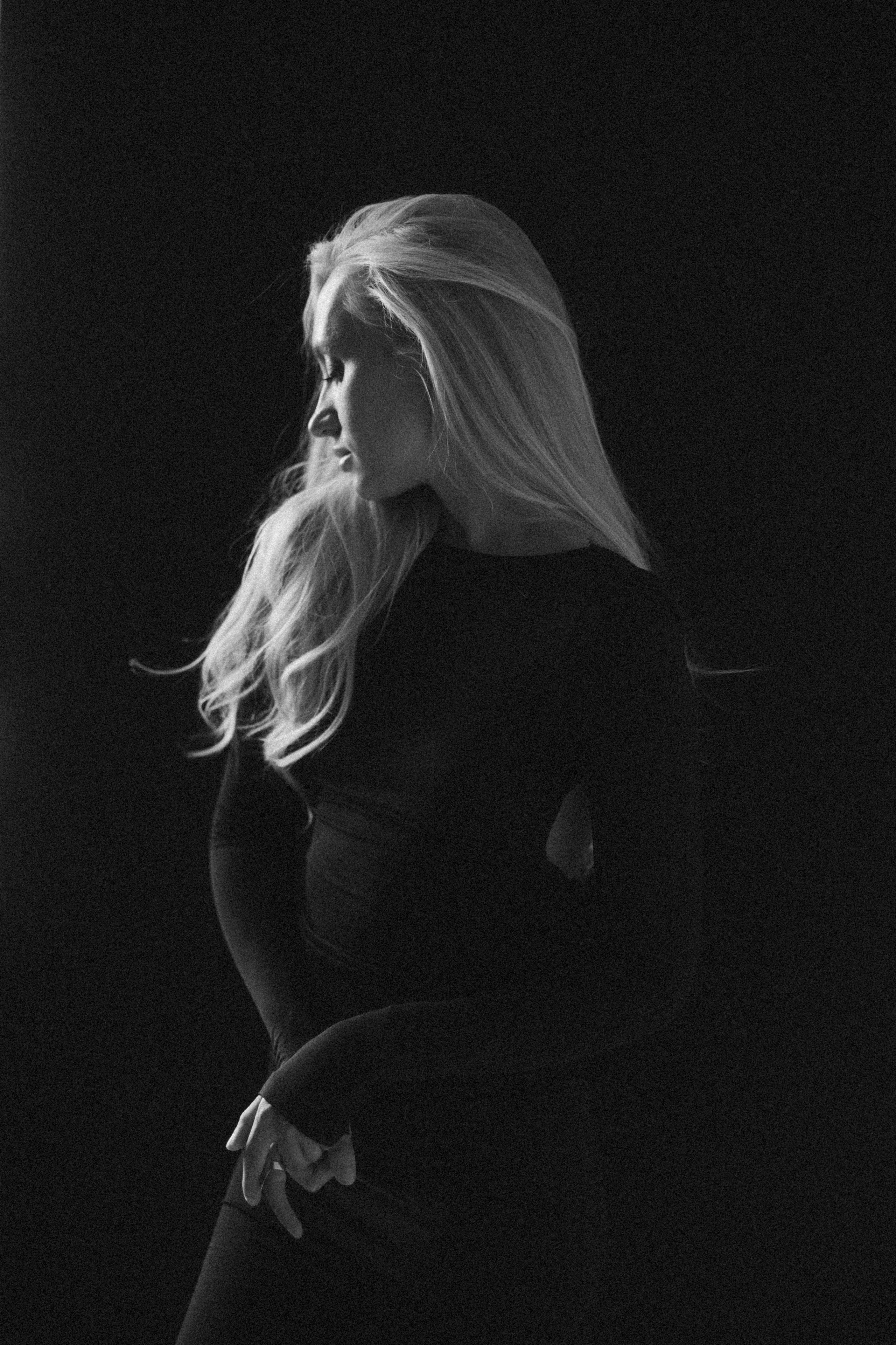 Individual photoshoot of a woman in a studio in Vilnius.