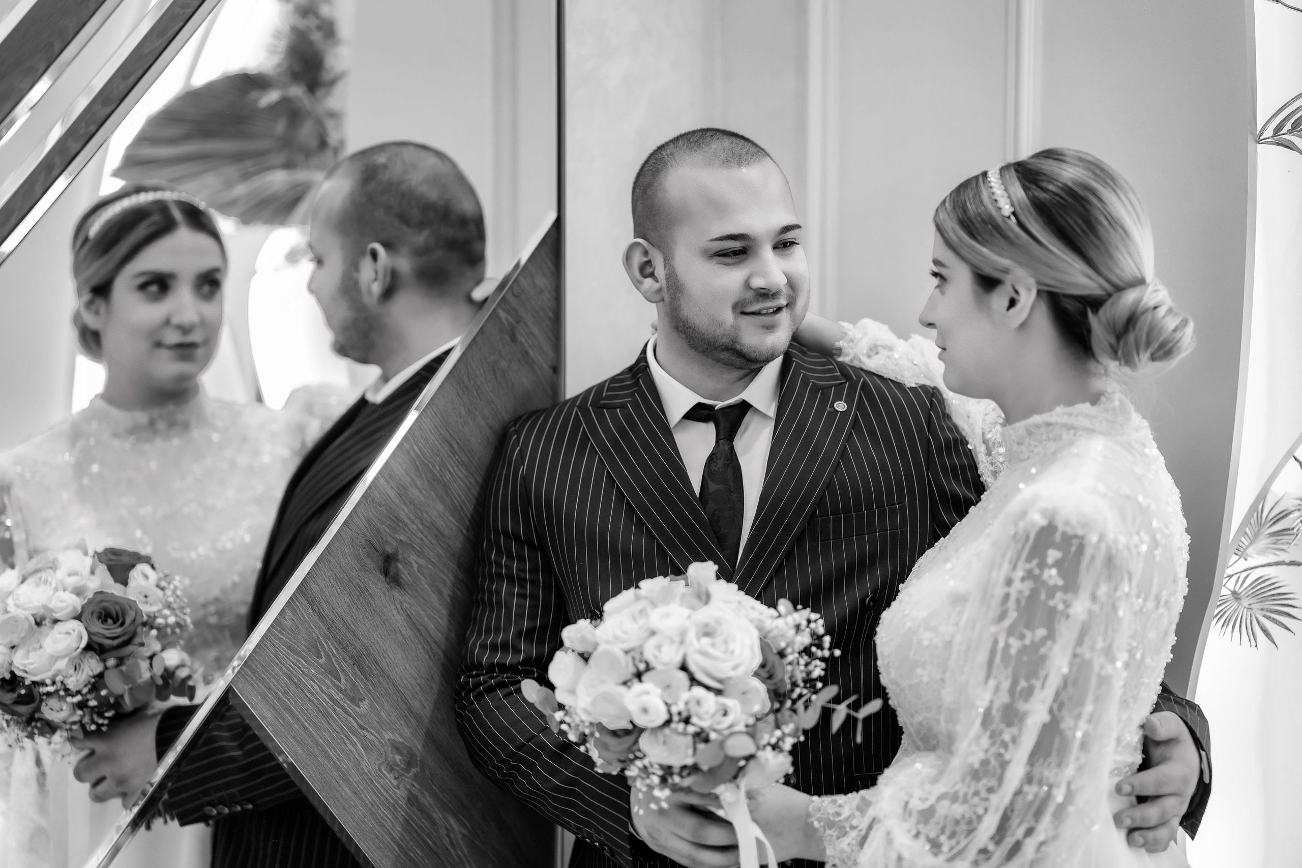 Fotograf nuntă Târgu Neamț – Samuel și Roxana, fotografie autentică realizată de AlinoFotoStudio 2. Fotograf nuntă Iași, Bacău, Suceava și Botoșani – Alin Chirilă surprinzând momente reale de nuntă 3. Fotografie de nuntă cu emoție și credință – AlinoFotoStudio, fotograf povestitor 4. Fotograf profesionist nuntă în Moldova – cadre naturale și pline de emoție 5. Alin Chirilă fotograf nuntă – poveste reală surprinsă prin fotografie 6. Fotograf nuntă cu stil documentar – momente autentice din ziua nunții Pregătiri mireasă acasă – fotografie naturală realizată de Alin Chirilă fotograf nuntă 8. Detalii din ziua nunții – fotograf nuntă Iași și Botoșani, AlinoFotoStudio 9. Emoții din dimineața nunții – fotograf profesionist Moldova 10. Cadre autentice din pregătiri – fotograf nuntă Suceava și Bacău Ceremonie religioasă nuntă – moment emoționant surprins de fotograf Alin Chirilă 12. Nuntă cu valori creștine – fotografie din biserică realizată cu discreție 13. Rugăciune și emoție în ziua nunții – fotograf nuntă Târgu Neamț 14. Legământ în fața lui Dumnezeu – fotografie de nuntă autentică 15. Fotograf nuntă biserică – momente sincere și pline de semnificație Petrecere de nuntă – cadre naturale realizate de AlinoFotoStudio 17. Bucurie și dans la nuntă – fotograf nuntă Iași și împrejurimi 18. Momente autentice de la restaurant – fotograf nuntă Bacău Suceava 19. Atmosferă de nuntă surprinsă discret – Alin Chirilă fotograf -AlinoFotoStudio – fotograf nuntă cu abordare naturală și emoțională 21. Alin Chirilă fotograf – povestitor prin fotografie de nuntă 22. Fotograf nuntă în Moldova – stil documentar și autentic 23. Fotografie de nuntă sinceră și elegantă – AlinoFotoStudio- Fotograf nuntă Iași Bacău Suceava Botoșani – Alin Chirilă AlinoFotoStudio 26. Fotograf nuntă Târgu Neamț și Moldova – fotografie profesională de eveniment 27. Fotograf nuntă cu valori creștine și stil documentar – AlinoFotoStudio - Alin Chirilă – AlinoFotoStudio Fotograf nuntă Iași • Bacău • Suceava • Botoșani - Samuel & Roxana, Târgu Neamț -Momente reale, trăite sincer și păstrate pentru totdeauna.