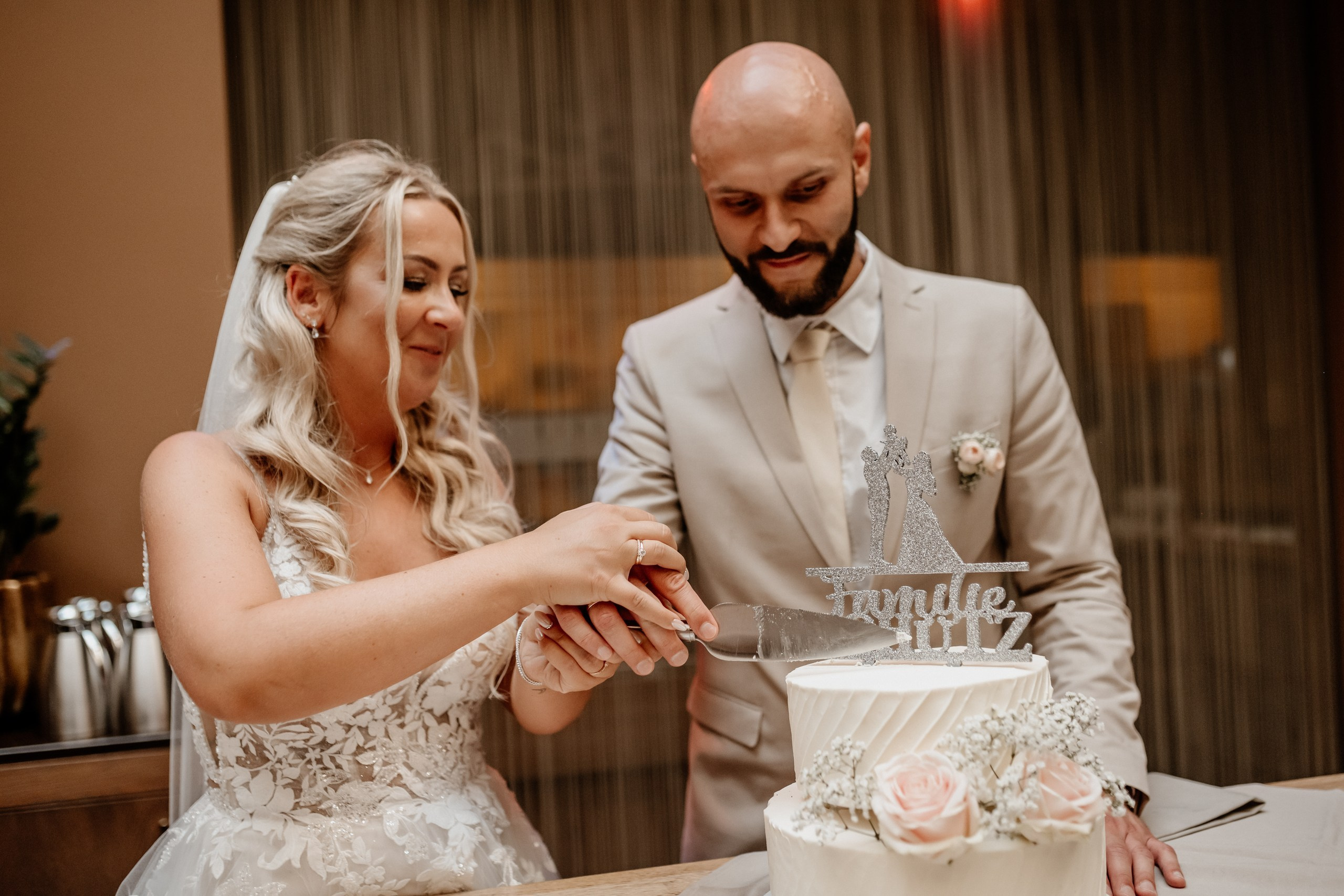 etailaufnahme: Hochzeitstorte mit personalisiertem Cake-Topper